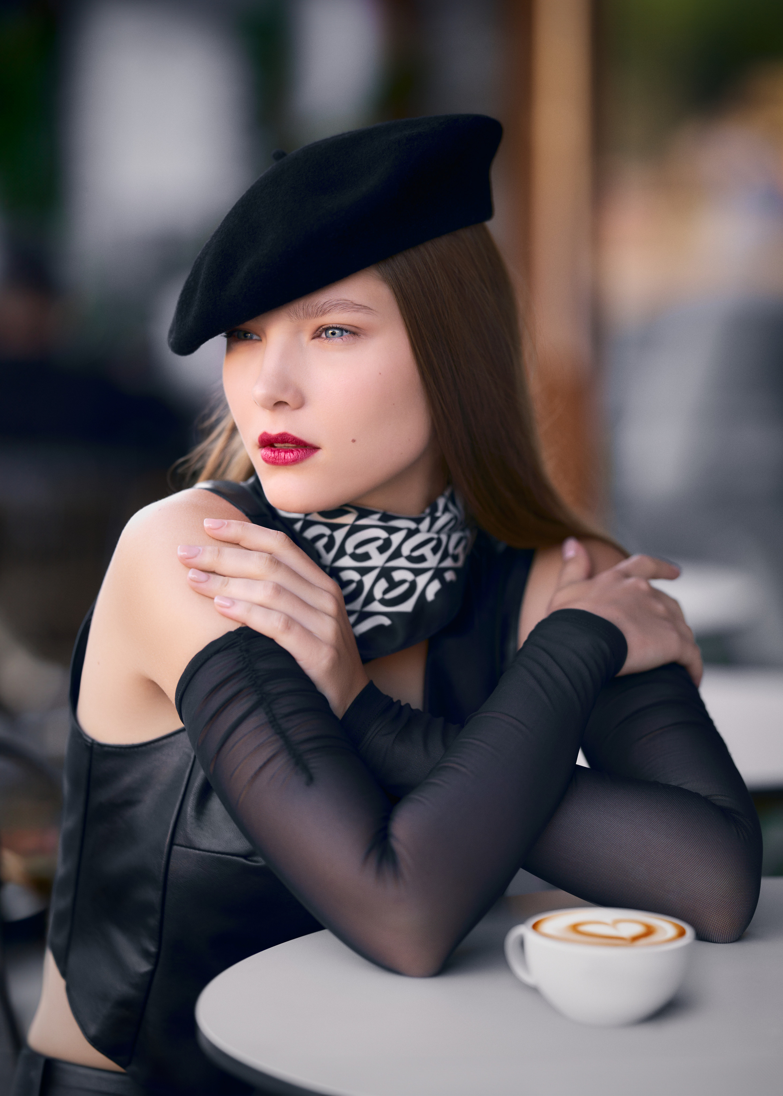 Модная фотосессия в стиле Парижа — женский портрет в уличном кафе, Санкт-Петербург. Сергей Горшенин — профессиональный фотограф