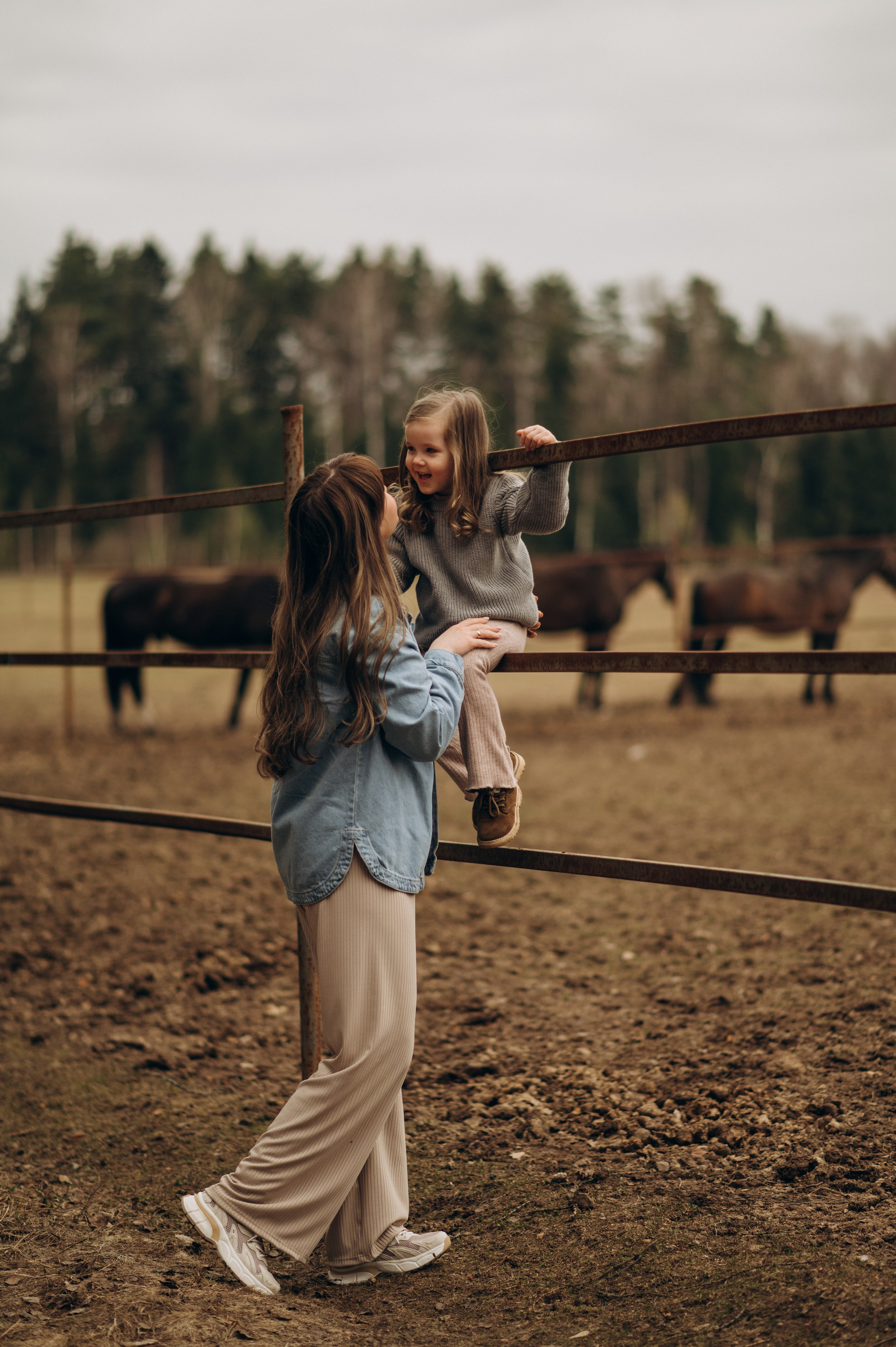 На конюшне. Семейный фотограф Нагорнова Виктория