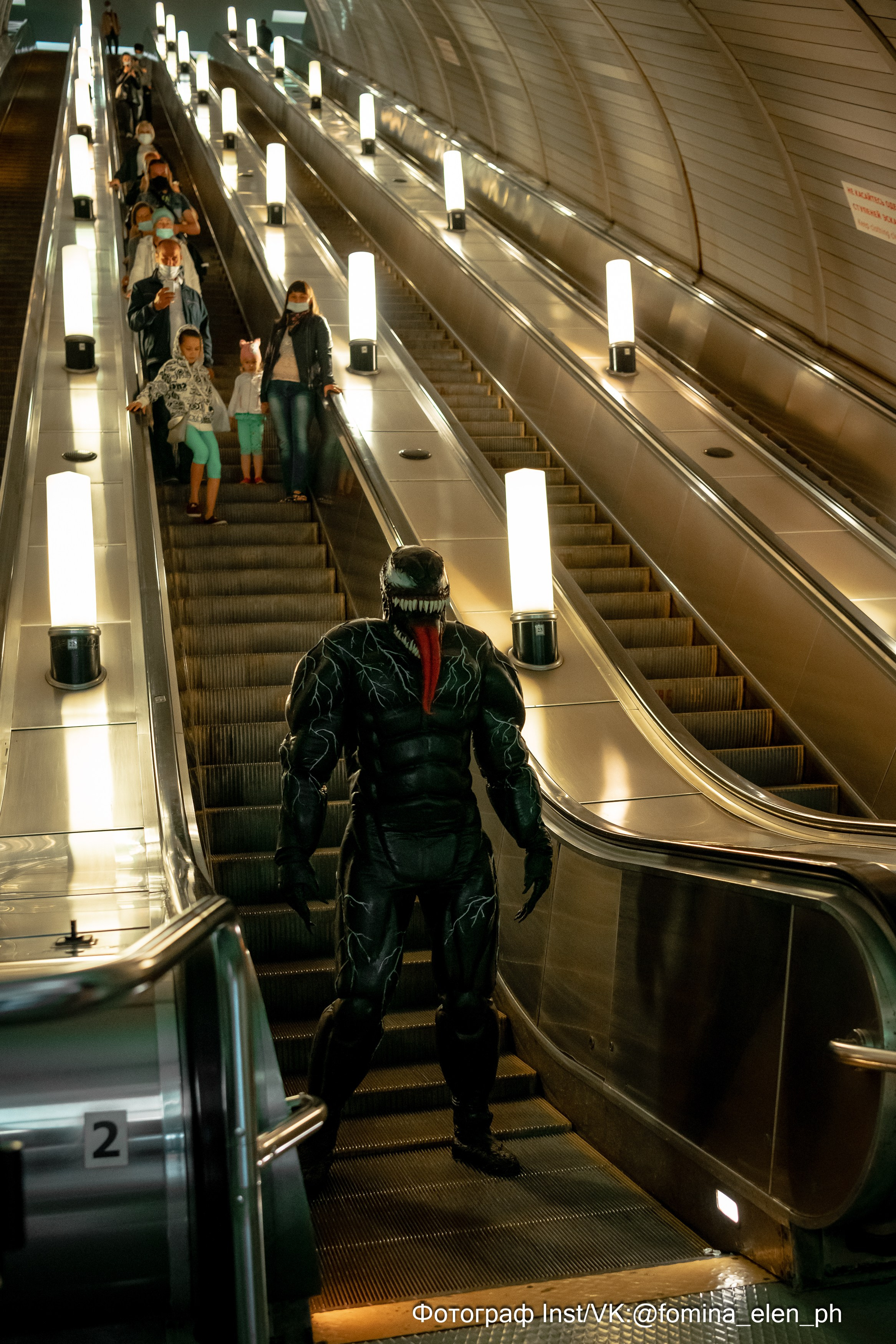 Человек паук и Веном в метро ЕКБ. Фомина Елена Свадебный и семейный фотограф