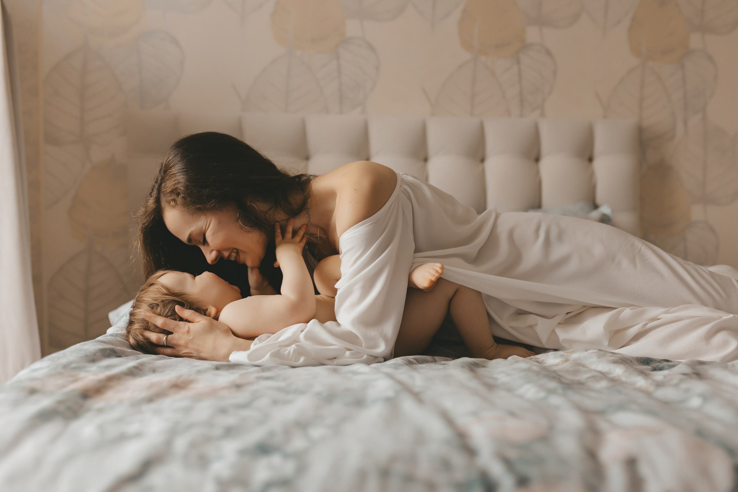 Весенняя домашняя семейная фотосессии мамы с дочками. Семейный и женский фотограф в Москве Надежда Воробьева