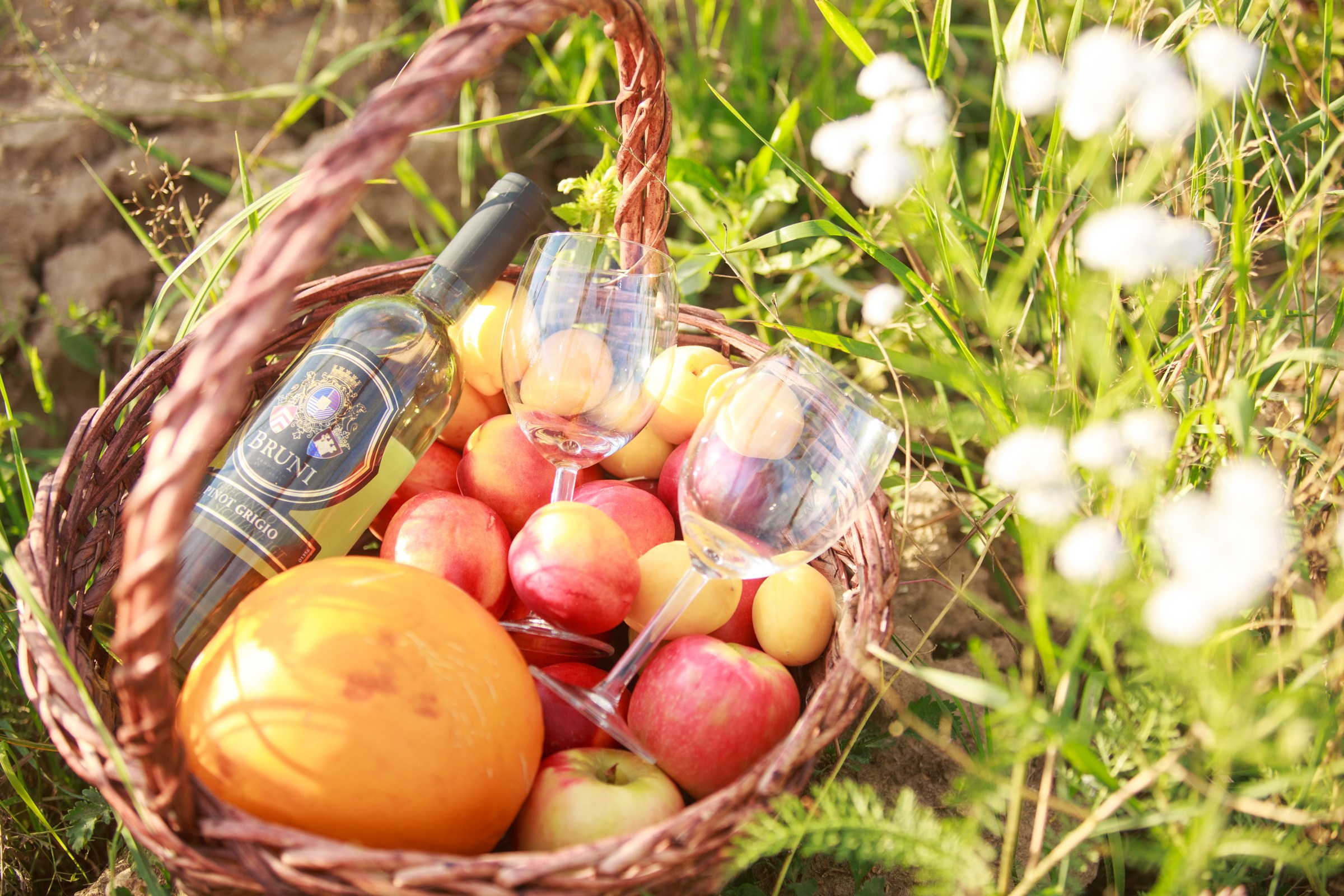 Фотосессия лавстори lovestory на годовщину свадьбы романтическая пара влюблённых в после цветов иван-чай. Семейный и детский фотограф в Москве Мария Быкова