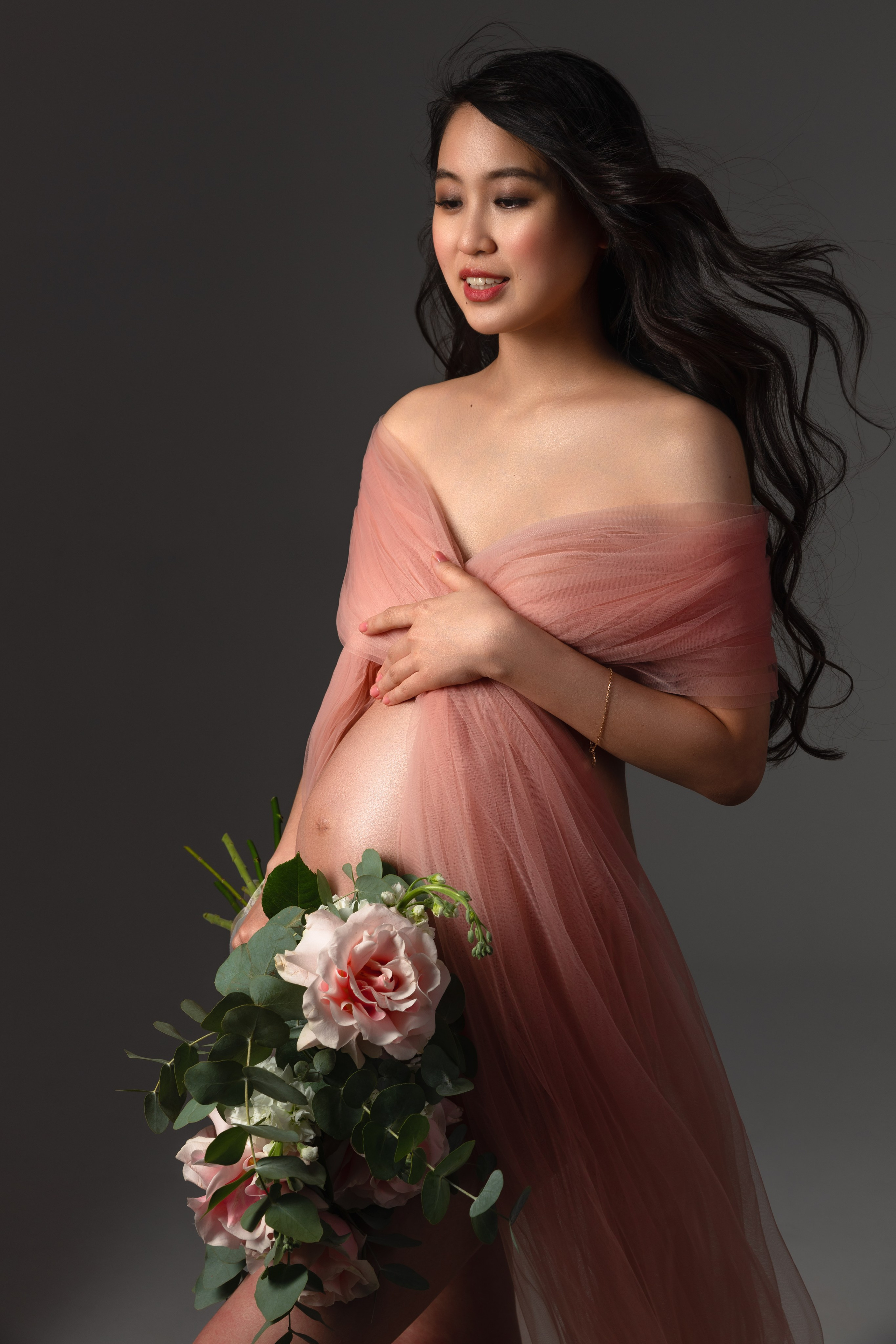 Фотосессия беременности, минимализм, циклорама