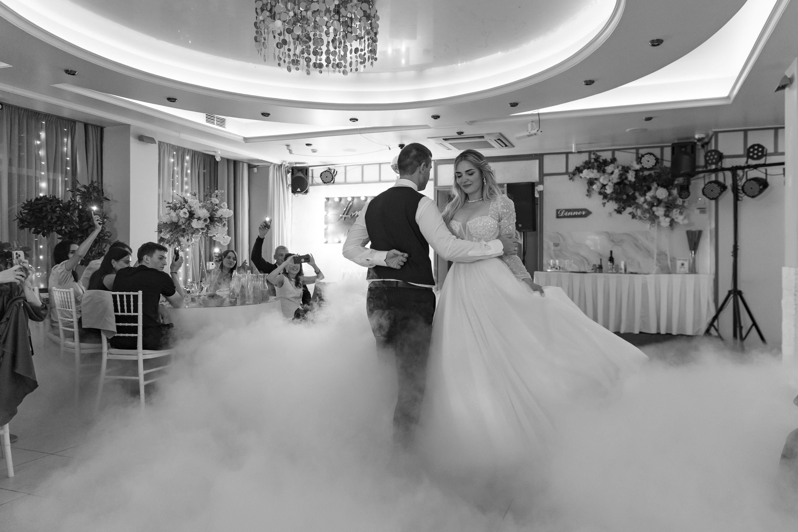 Первый танец пары на свадьбе