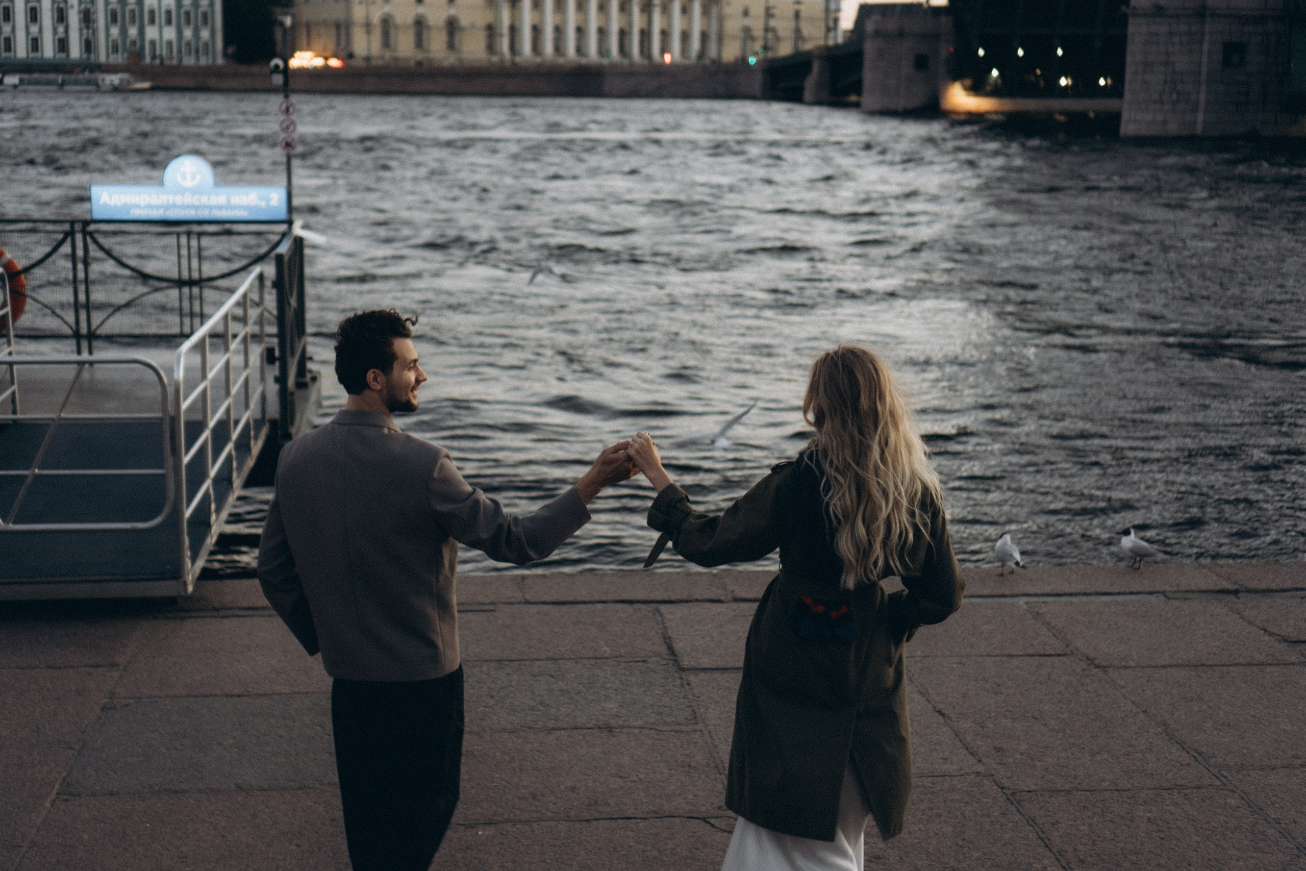 СВАДЕБНАЯ СЬЕМКА ПАРЫ НА РАССВЕТЕ В БЕЛЫЕ НОЧИ И ПРОГУЛКА С РАЗВОДНЫМИ МОСТАМИ И ПИКНИК ВОЗЛЕ ИСАКИЕВСКОГО СОБОРА. Профессиональный фотограф, Санкт-Петербург — Виктория Богомолова