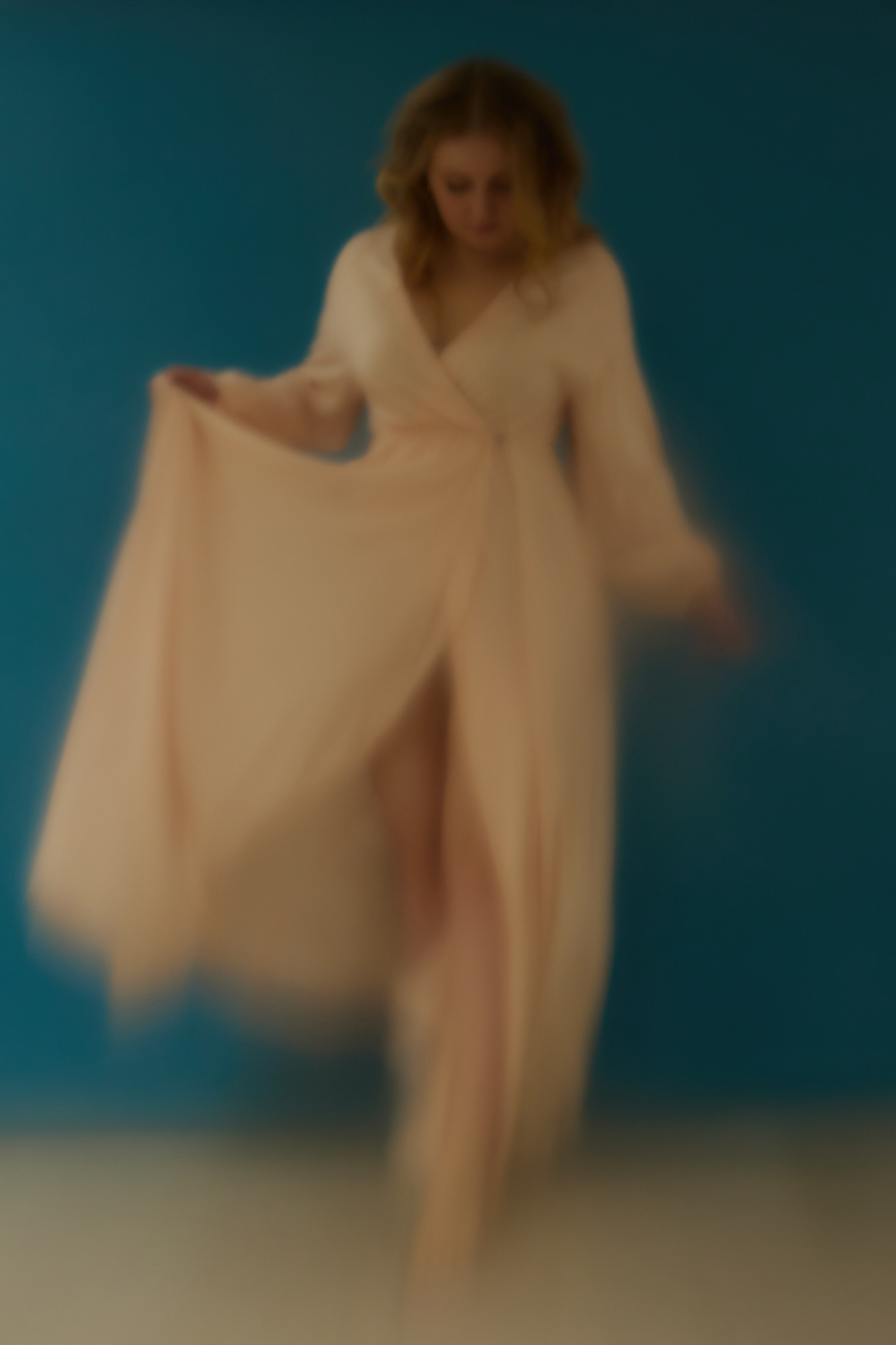 необычная фотосессия в студии, женская портретная фотосессия в Москве, фотосессия в платье