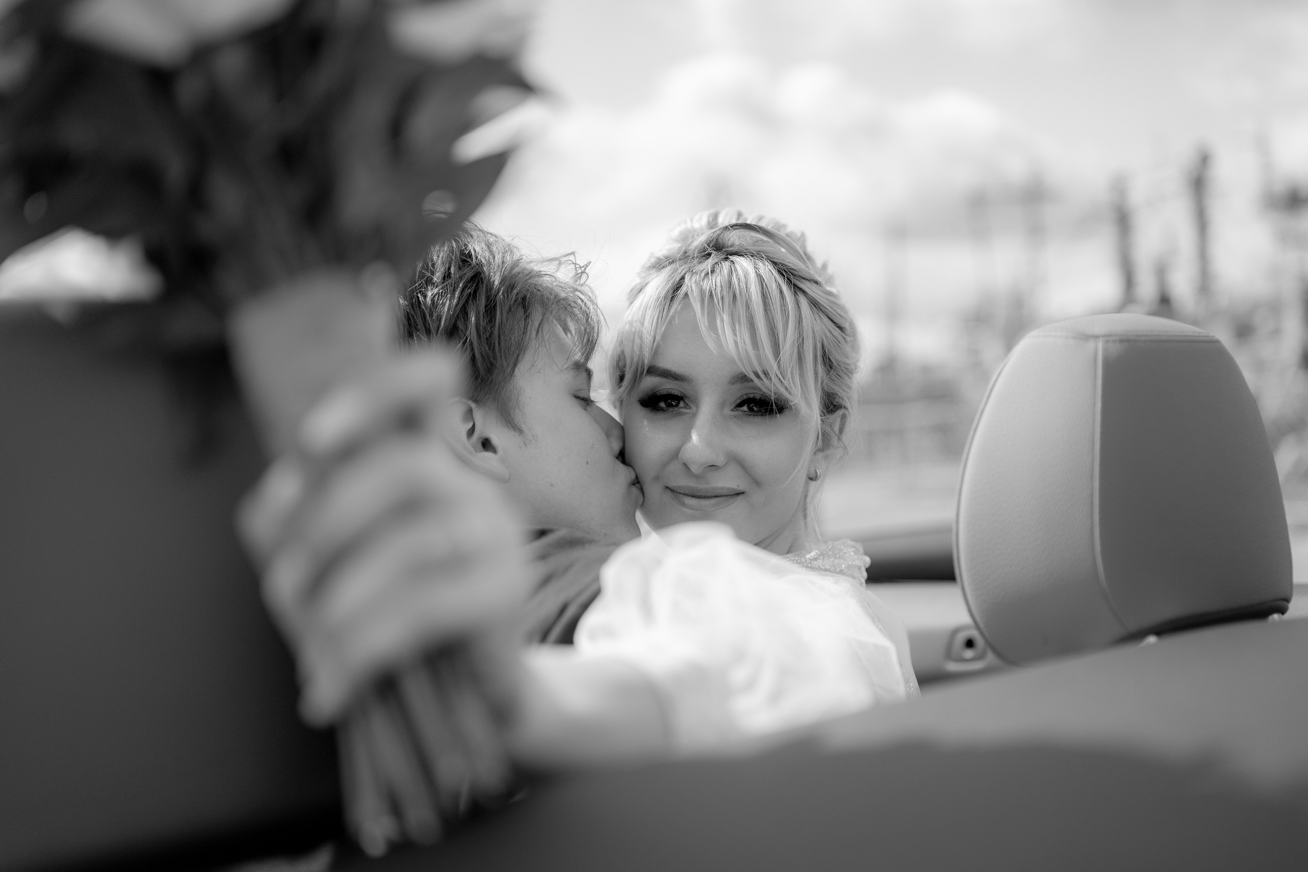 Свадебная фотосессия на пристани в Ломоносове. Крупный портрет невесты