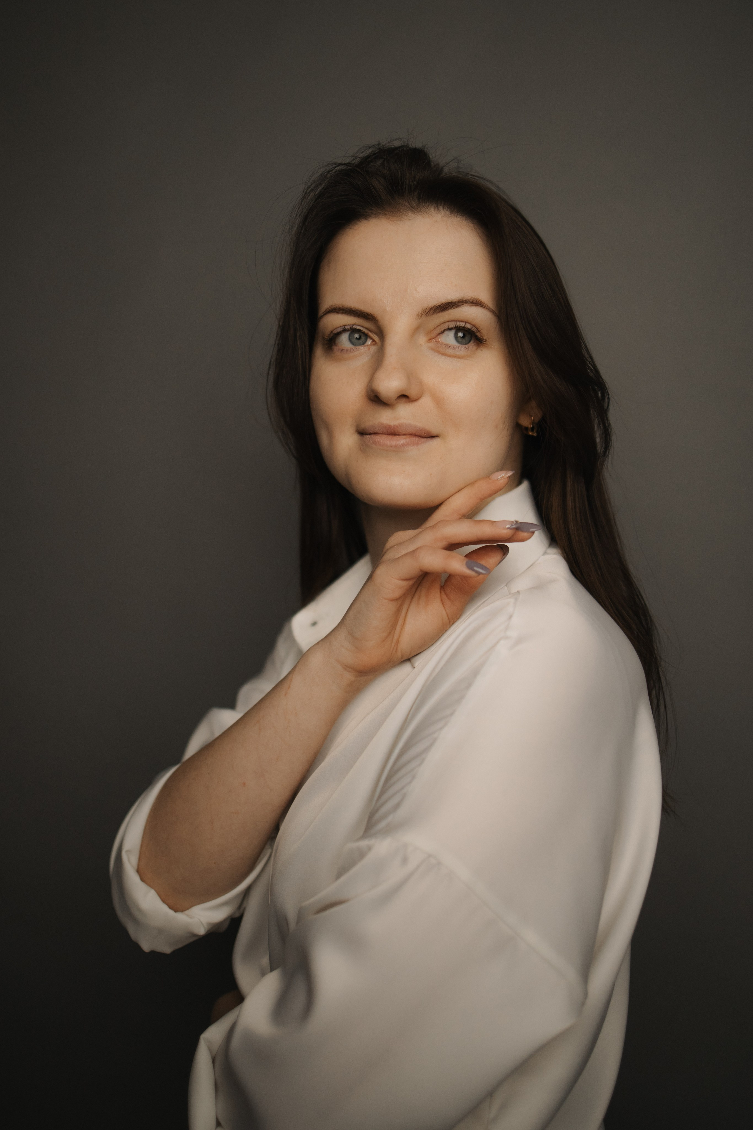 Студийная фотосессия для девушки в светлой студии. Фотограф Углич и Ярославль Ольга Тятюшкина