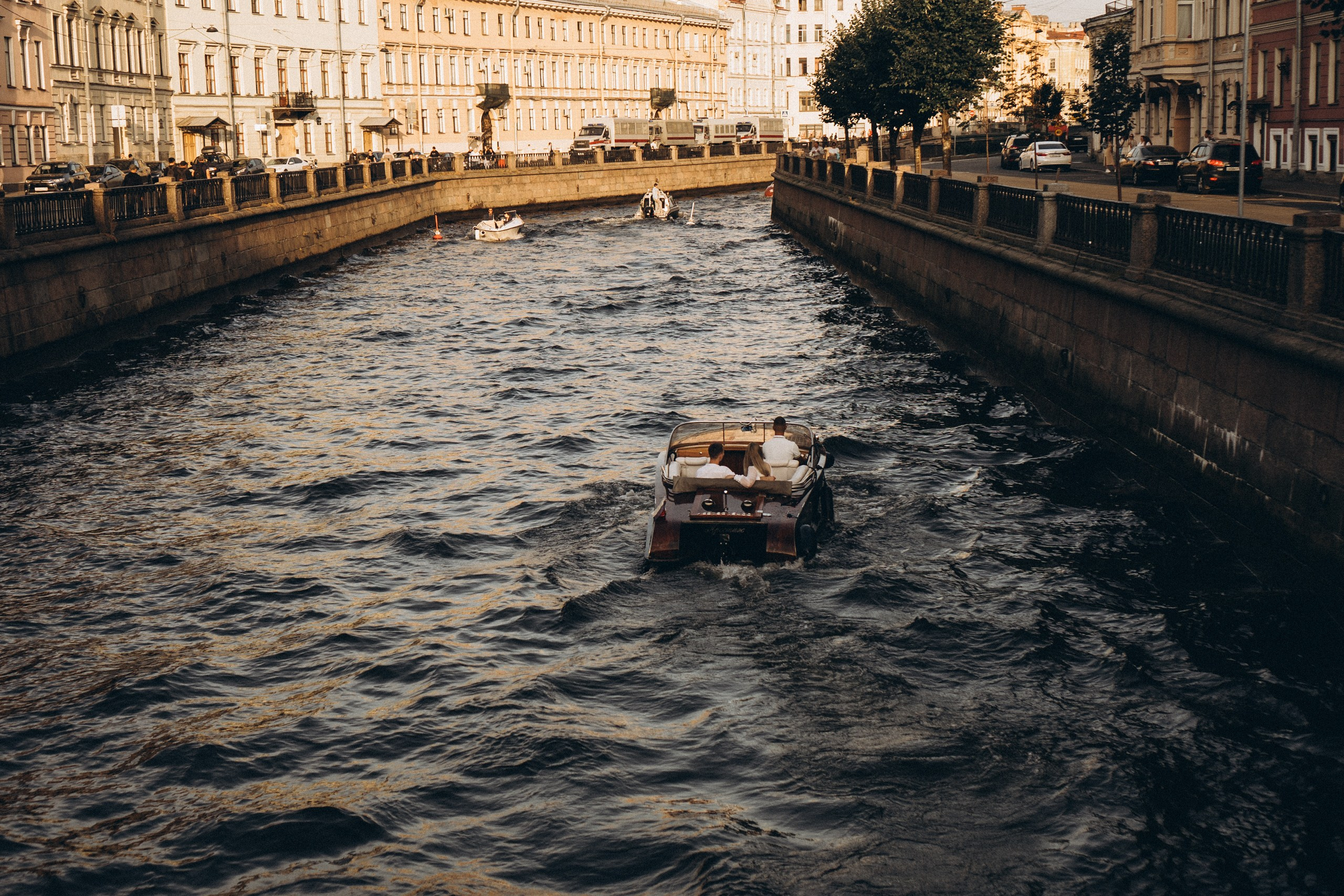 СВАДЕНБНАЯ СЬЕМКА НА КАТЕРЕ ПО КАНАЛАМ САНКТ-ПЕТЕРБУРГА И В АКВАТОРИИ НЕВЫ. Профессиональный фотограф, Санкт-Петербург — Виктория Богомолова