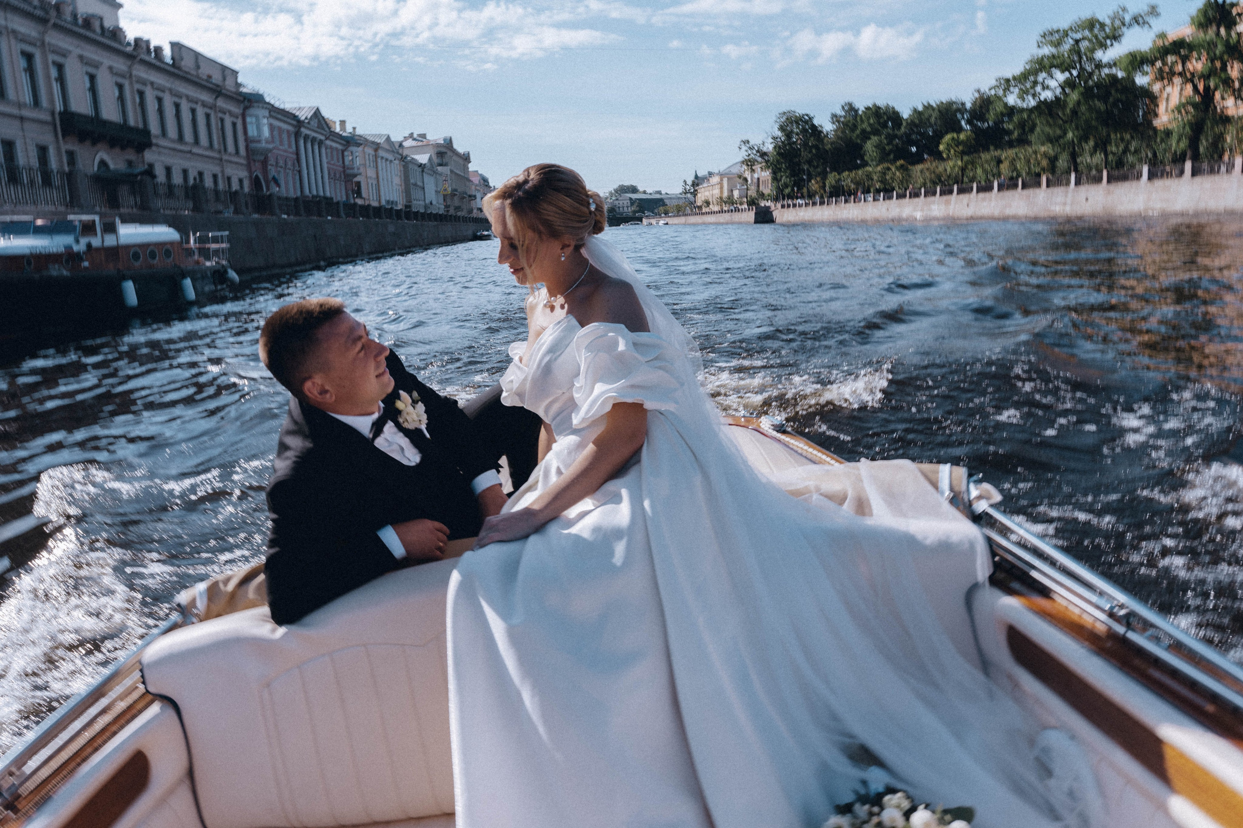 СВАДЕНБНАЯ СЬЕМКА НА КАТЕРЕ ПО КАНАЛАМ САНКТ-ПЕТЕРБУРГА И В АКВАТОРИИ НЕВЫ. Профессиональный фотограф, Санкт-Петербург — Виктория Богомолова