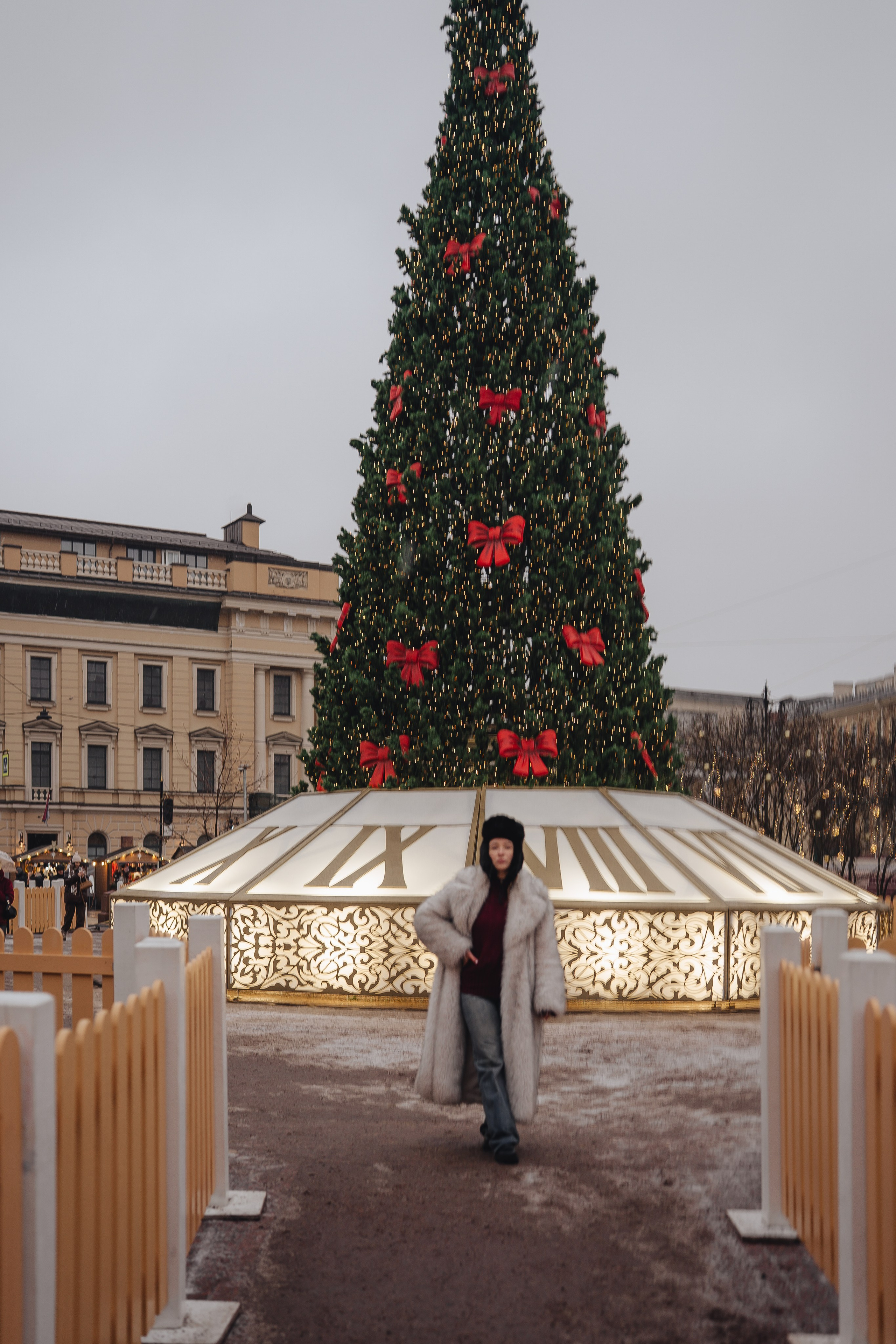 ПРОГУЛКА НА МАНЕЖНОЙ ПЛОЩАДИ ДЛЯ ДЕВУШКИ ПЕРЕД НОВЫМ ГОДОМ (НОВОГОДНЯЯ ФОТОСЕССИИЯ НА МАНЕЖНОЙ ПЛОЩАДИ). Профессиональный фотограф, Санкт-Петербург — Виктория Богомолова