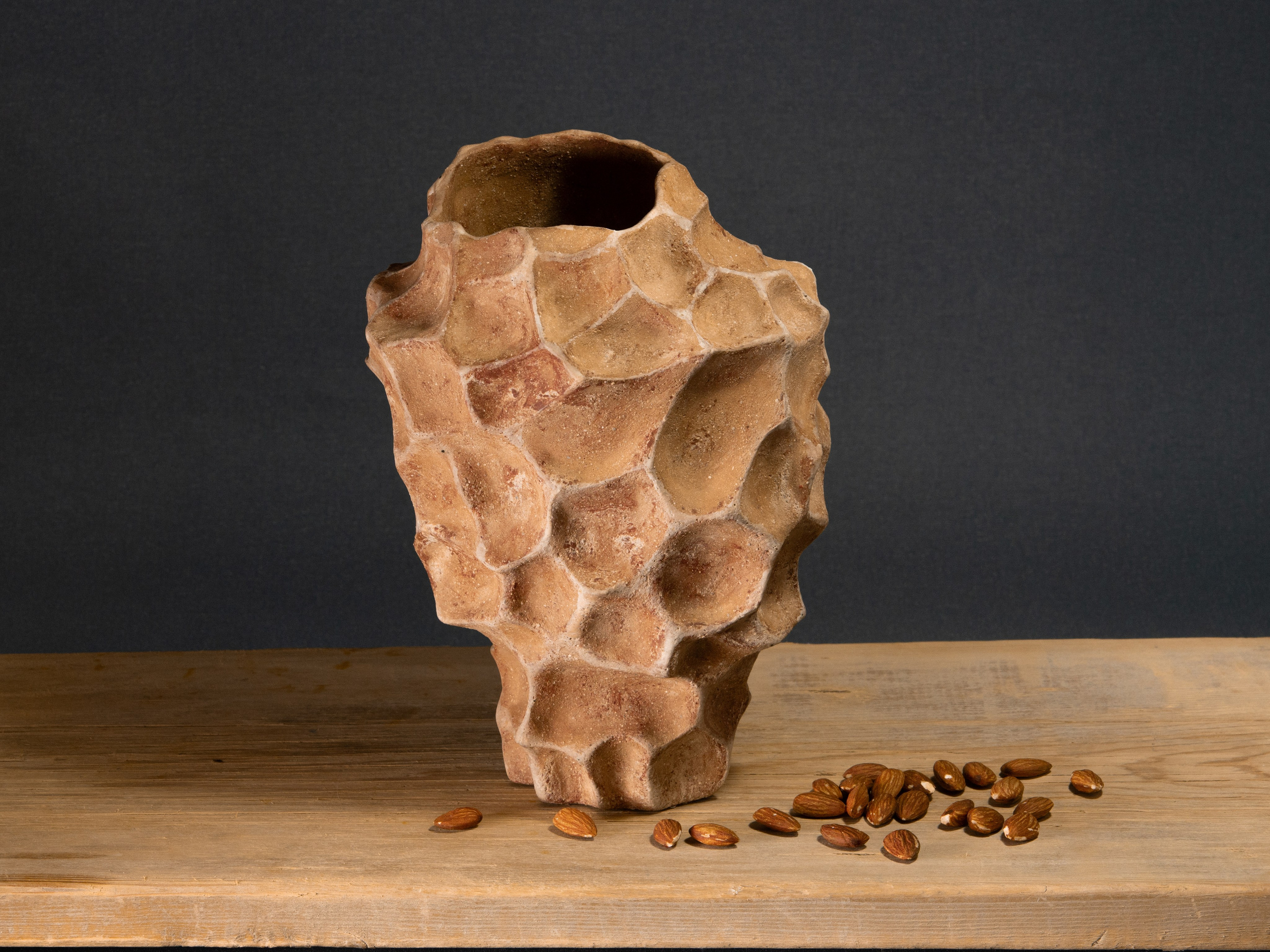 Терракотовая керамическая ваза на темном фоне