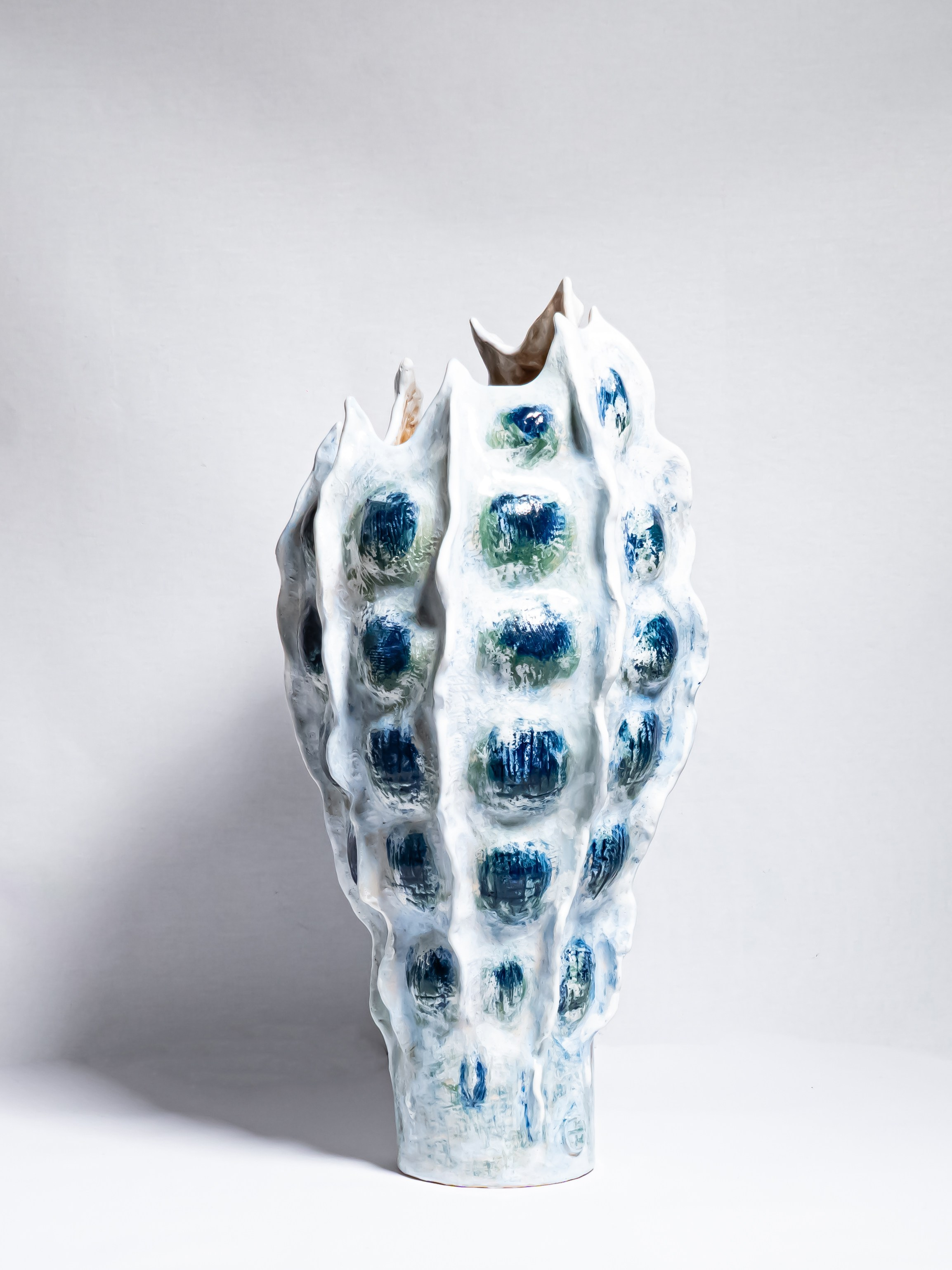 Дизайнерская ваза из керамики белая с голубым