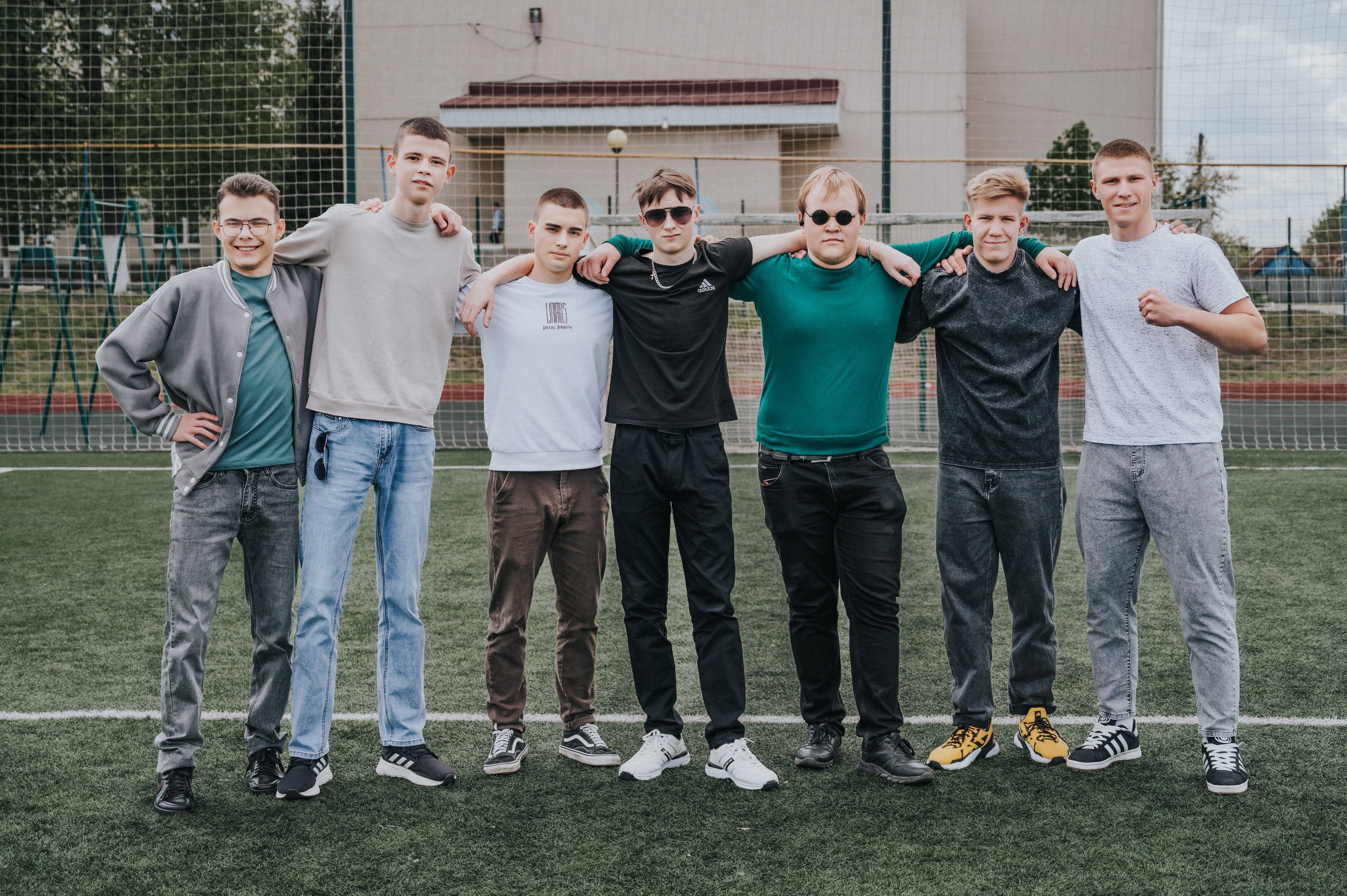 Спортплощадка. Выпускные альбомы и Школьный фотограф в Алексеевке, Бирюче, Красном