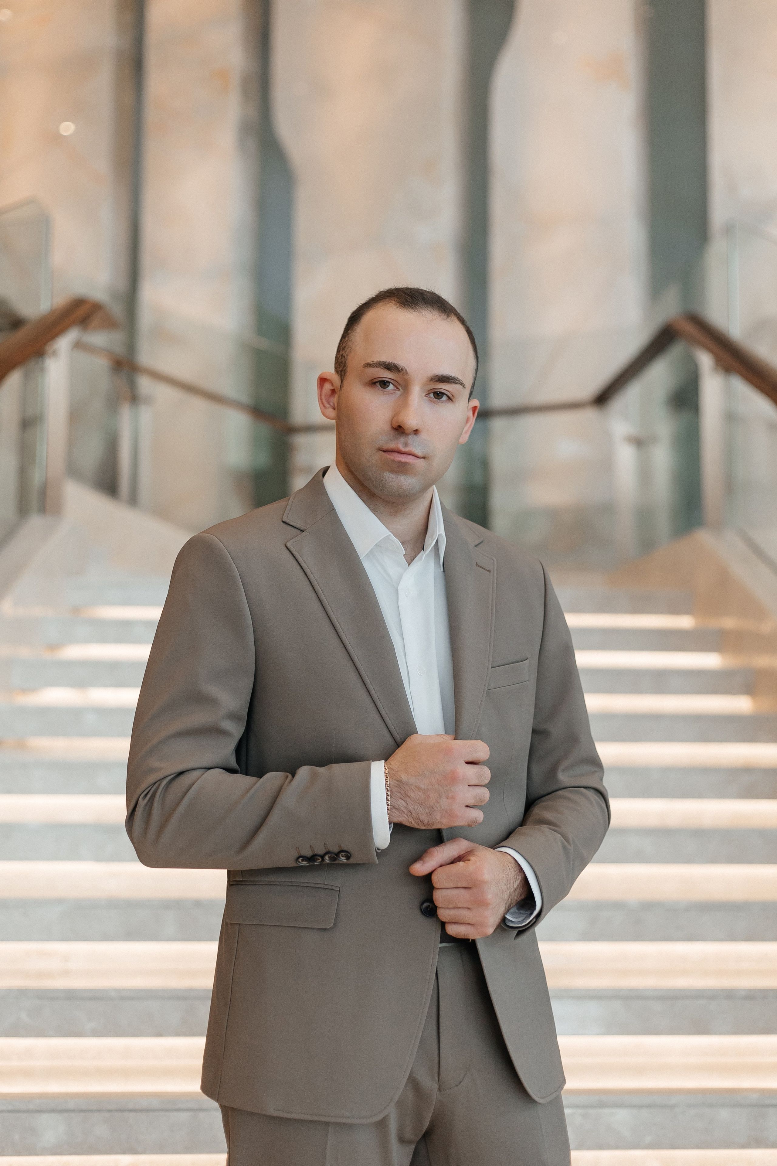 Свадебная фотосессия на лестнице отеля Солюкс в Москве