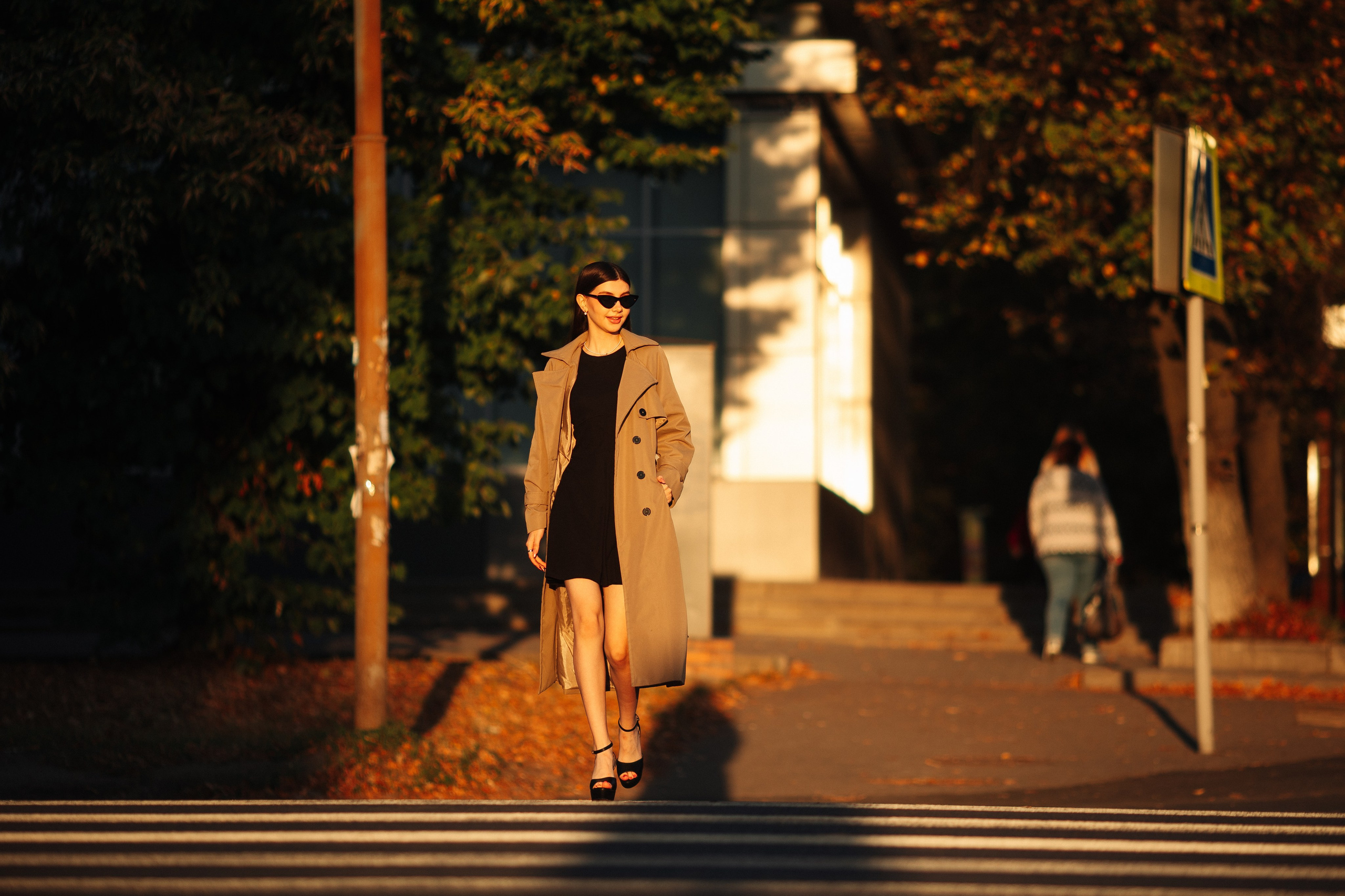 фотосессия закат переходит дорогу черные очки бежевый плащ павлинский иваново