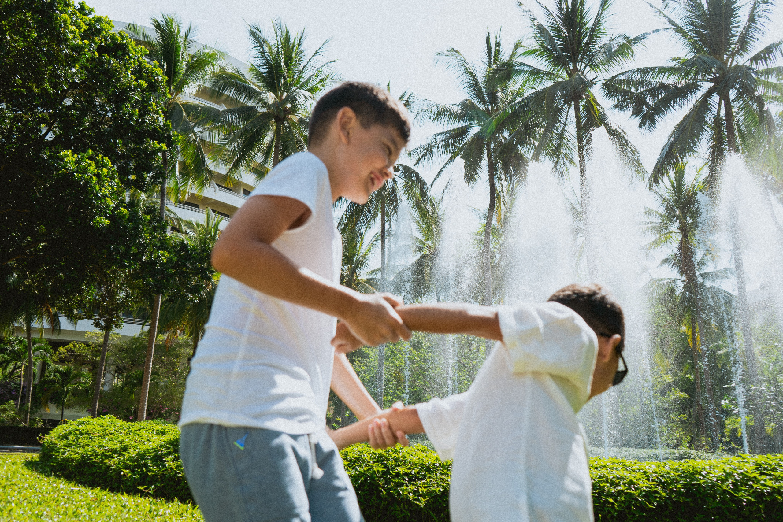 Семейная фотосъёмка на Пхукете – тепло, искренность и любовь вашей семьи на фотографиях. Ян Долматов — фотограф, видеограф и продюсер на Пхукете, Таиланд