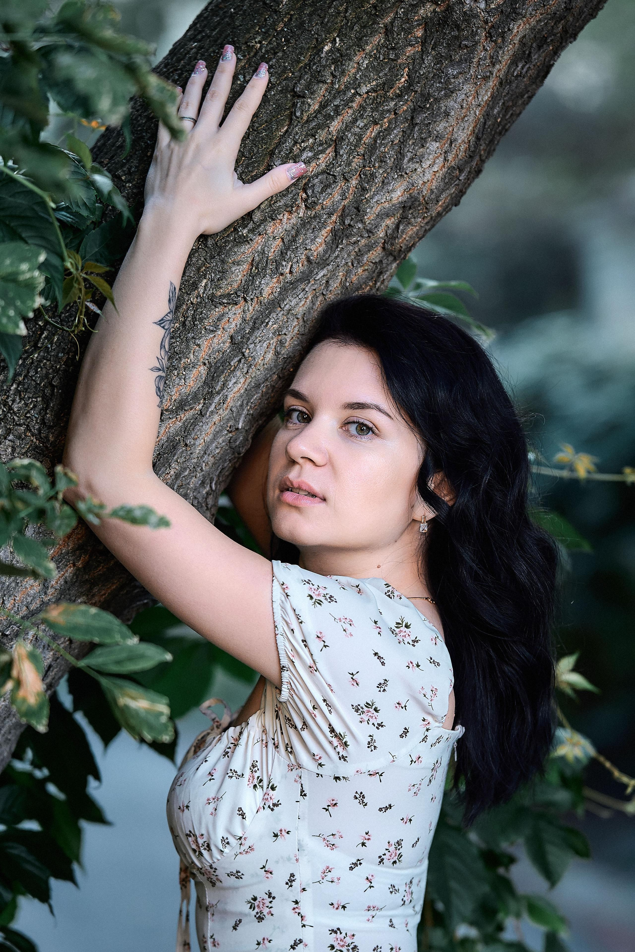 Уютный летний наряд среди зелёных листьев.