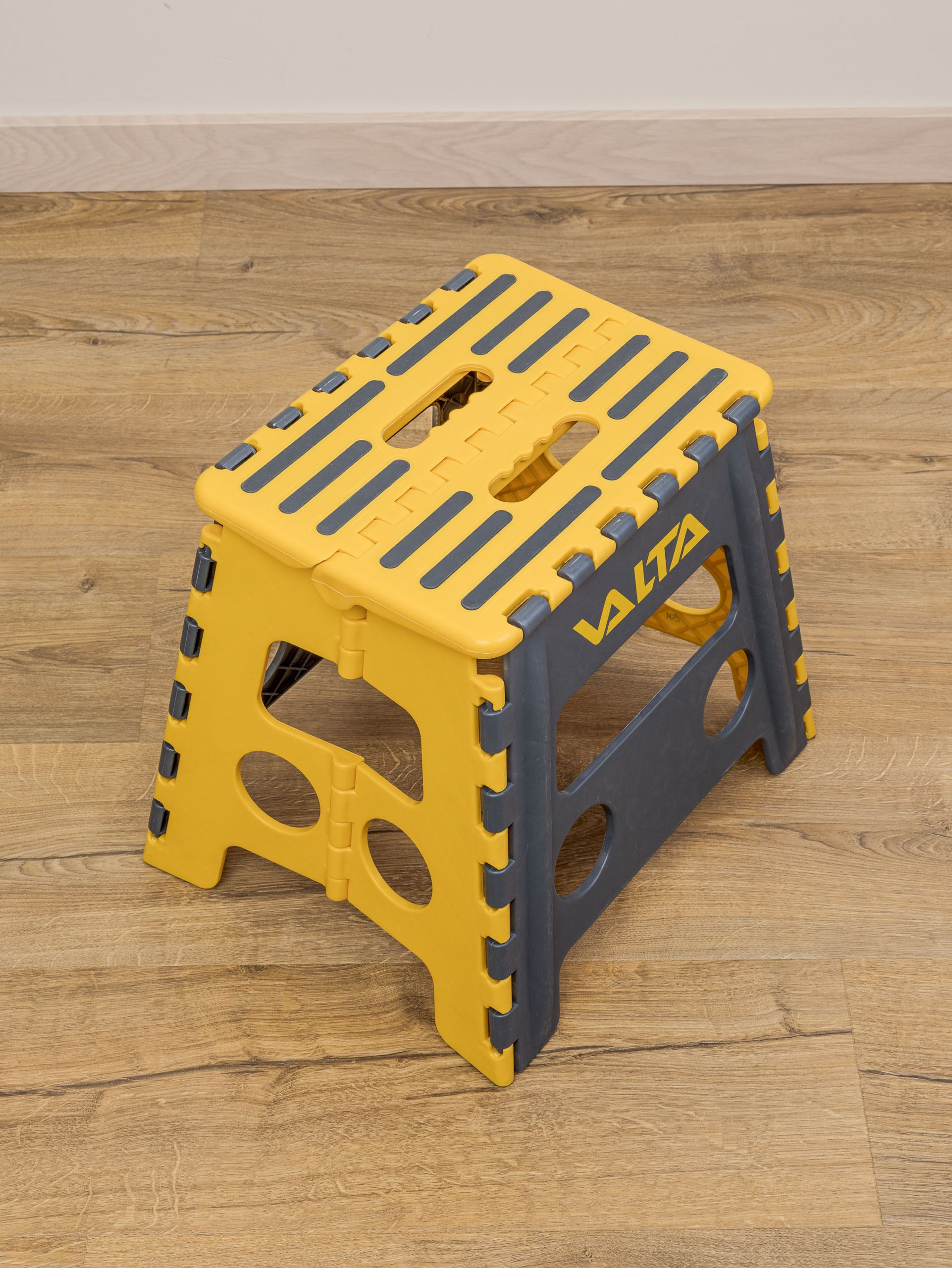 Предметные фотографии бытовых и строительных инструментов