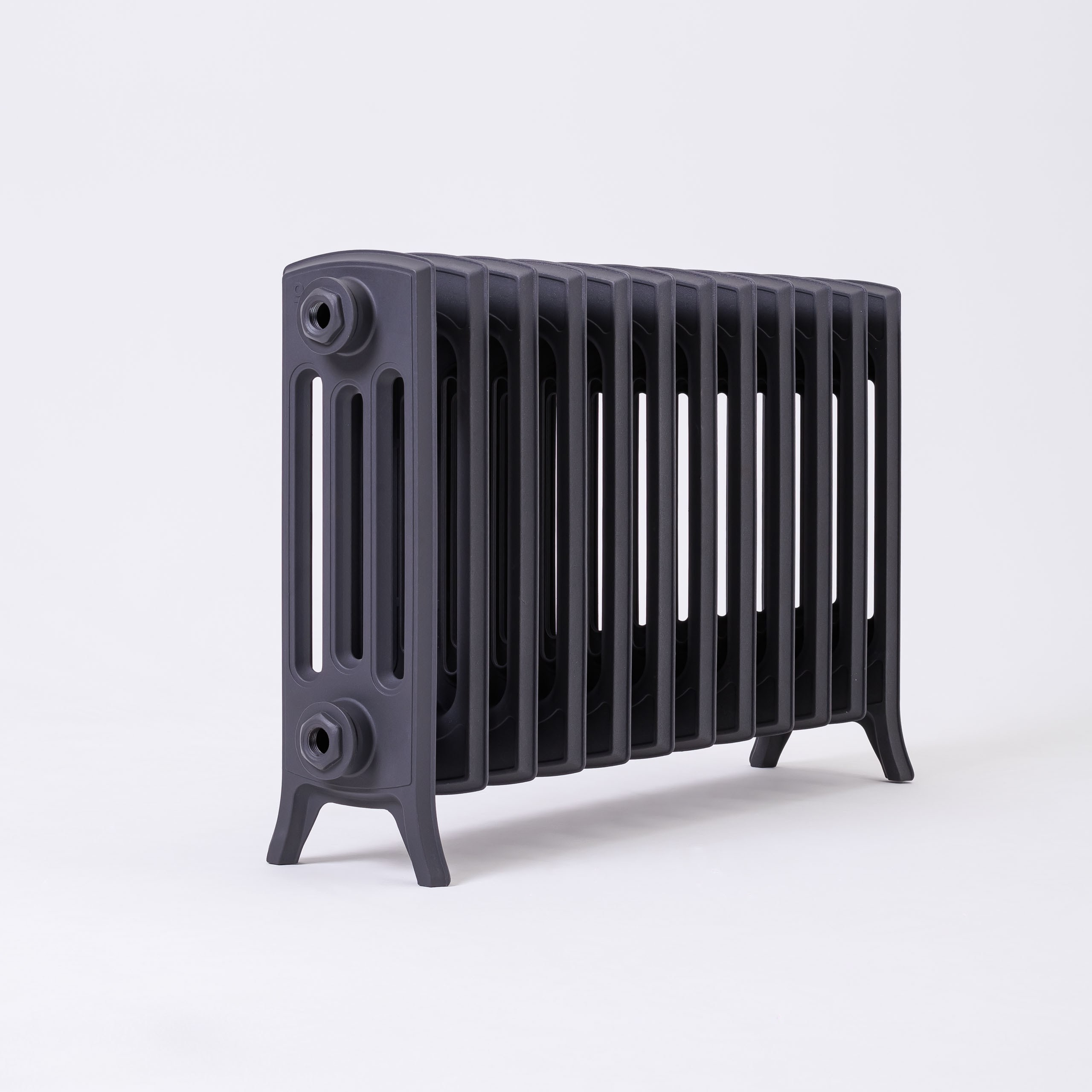 Предметные фотографии дизайнерских радиаторов отопления в стиле ретро