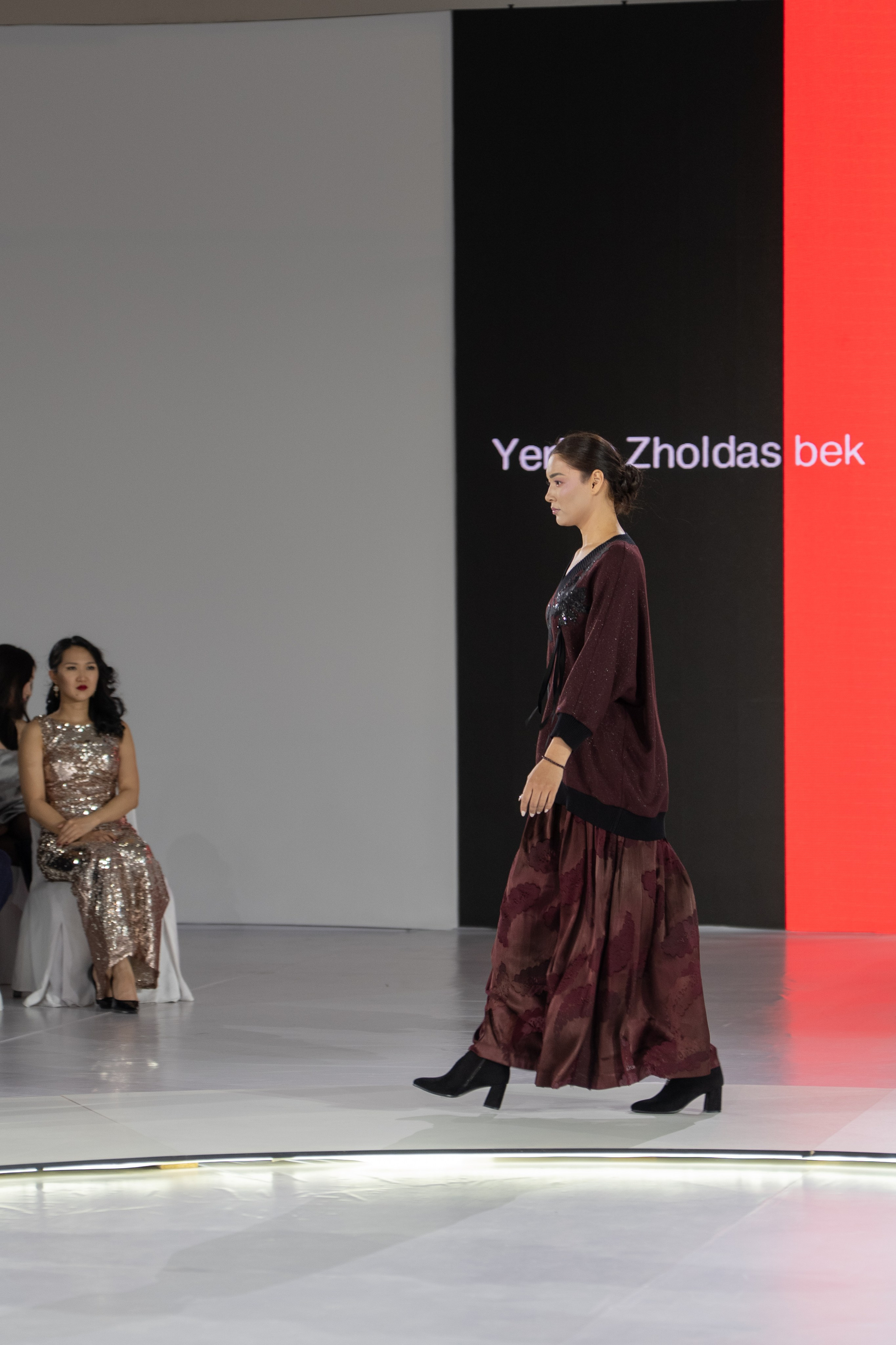 Дизайнер Yerlan Zholdas bek. Сайт Алматинского НЮ АРТ, будуар и фэшн фотографа Дениса Карпенко