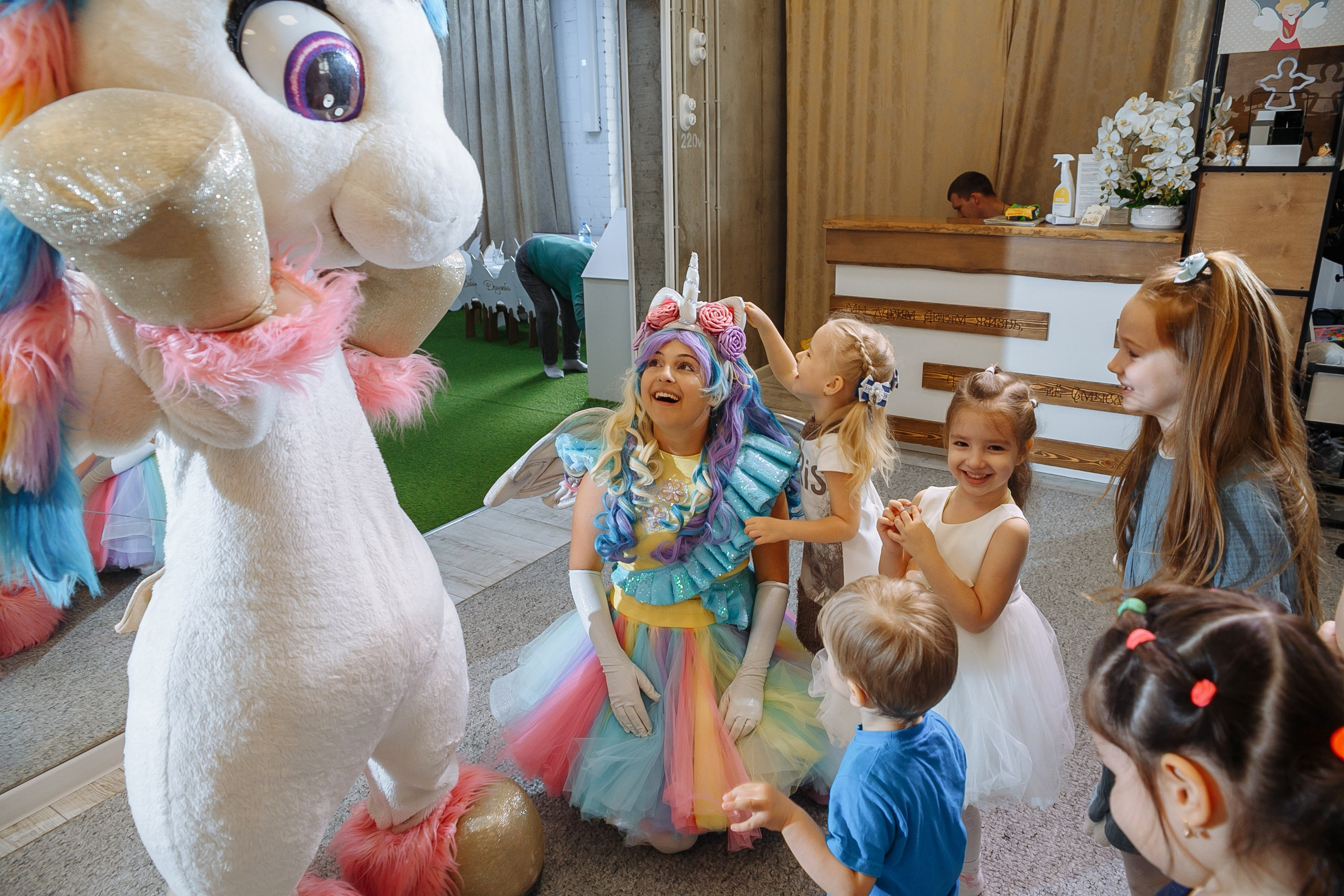 Насте 5 лет, дети играют в Ангел лофт. Событийный фотограф Максим Бескоровайновнов