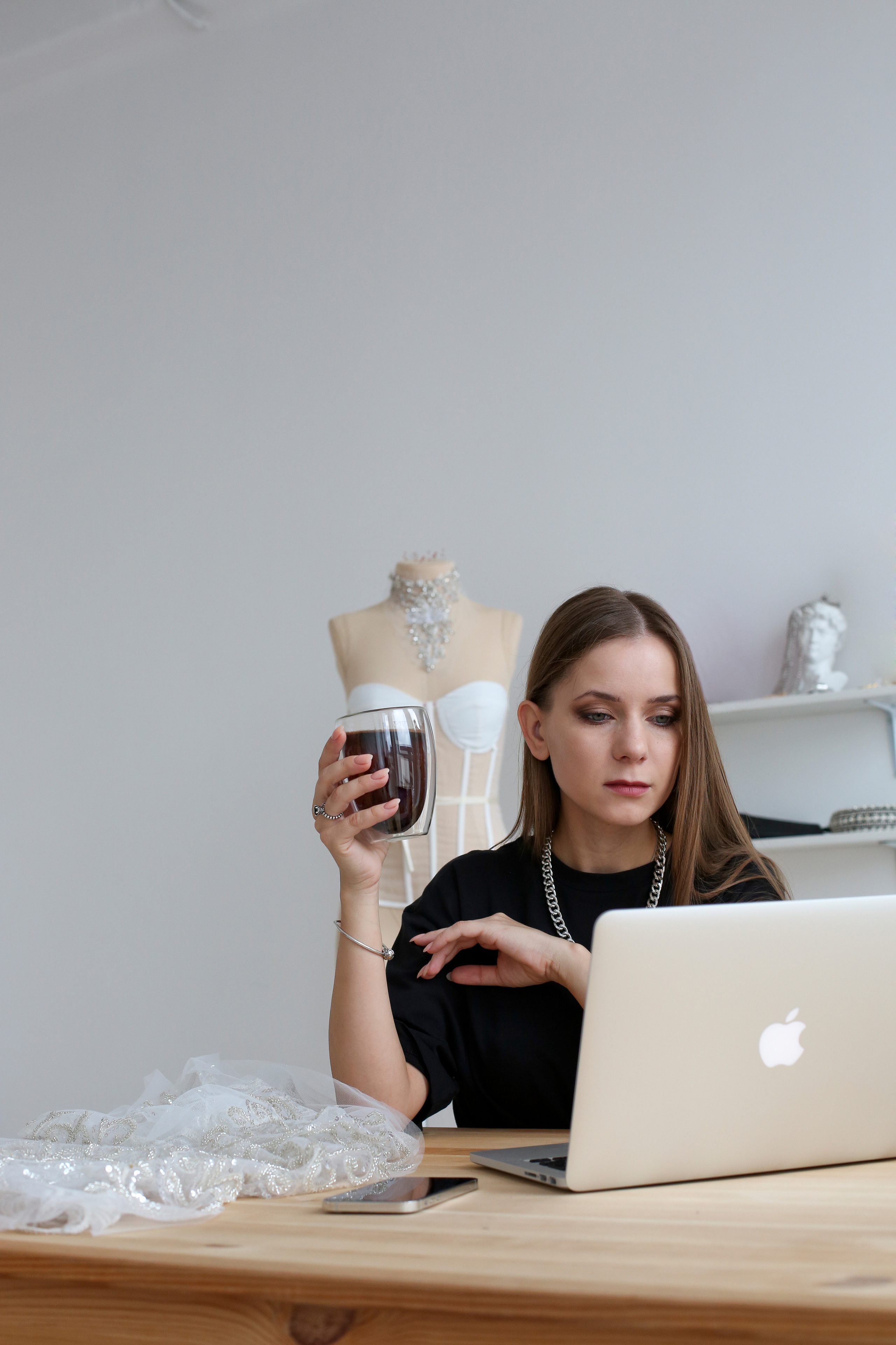 Дизайнер шоу платьев. Контент фотограф и видеооператор для бизнеса в Москве и Калуге