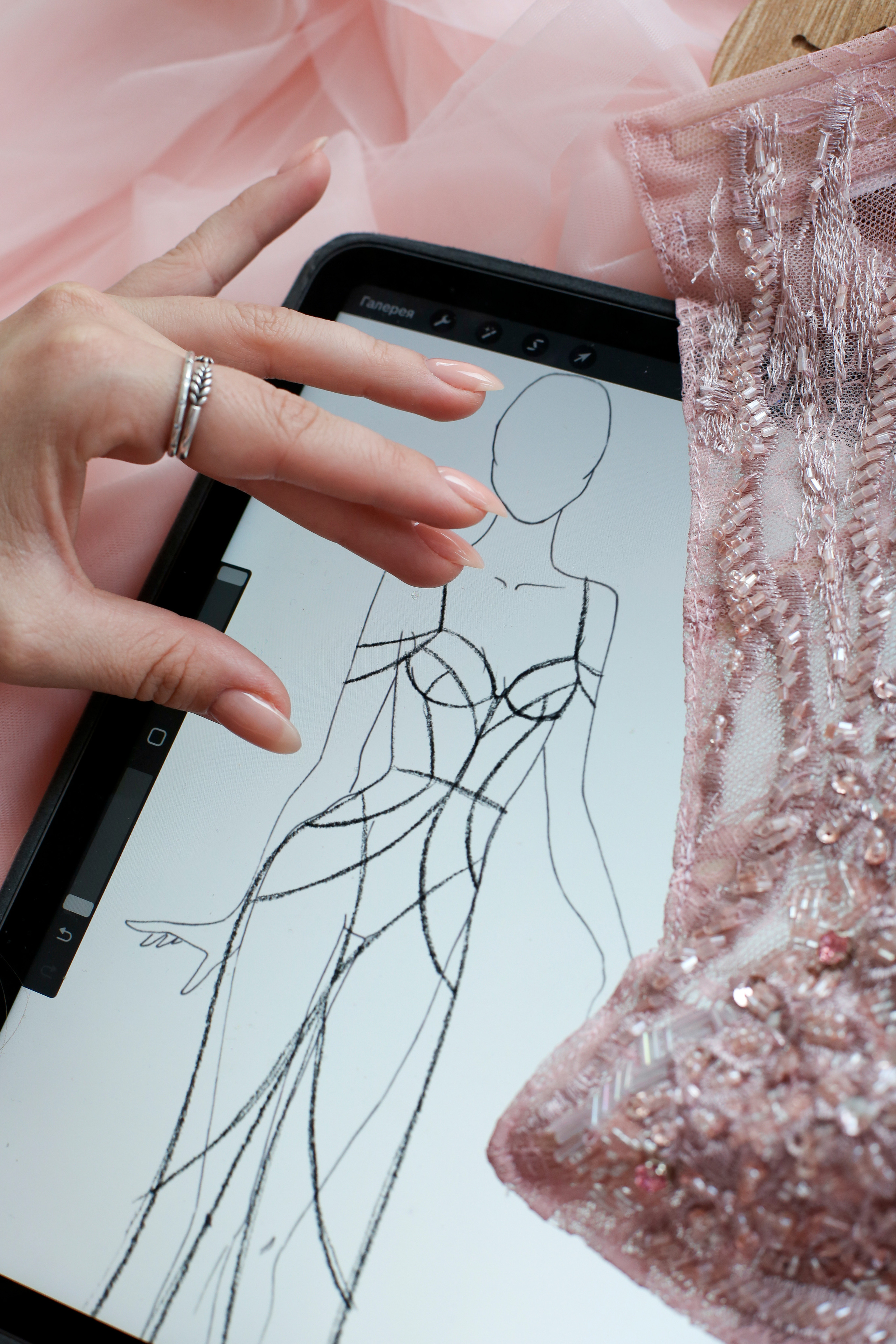 Дизайнер шоу платьев. Контент фотограф и видеооператор для бизнеса в Москве и Калуге