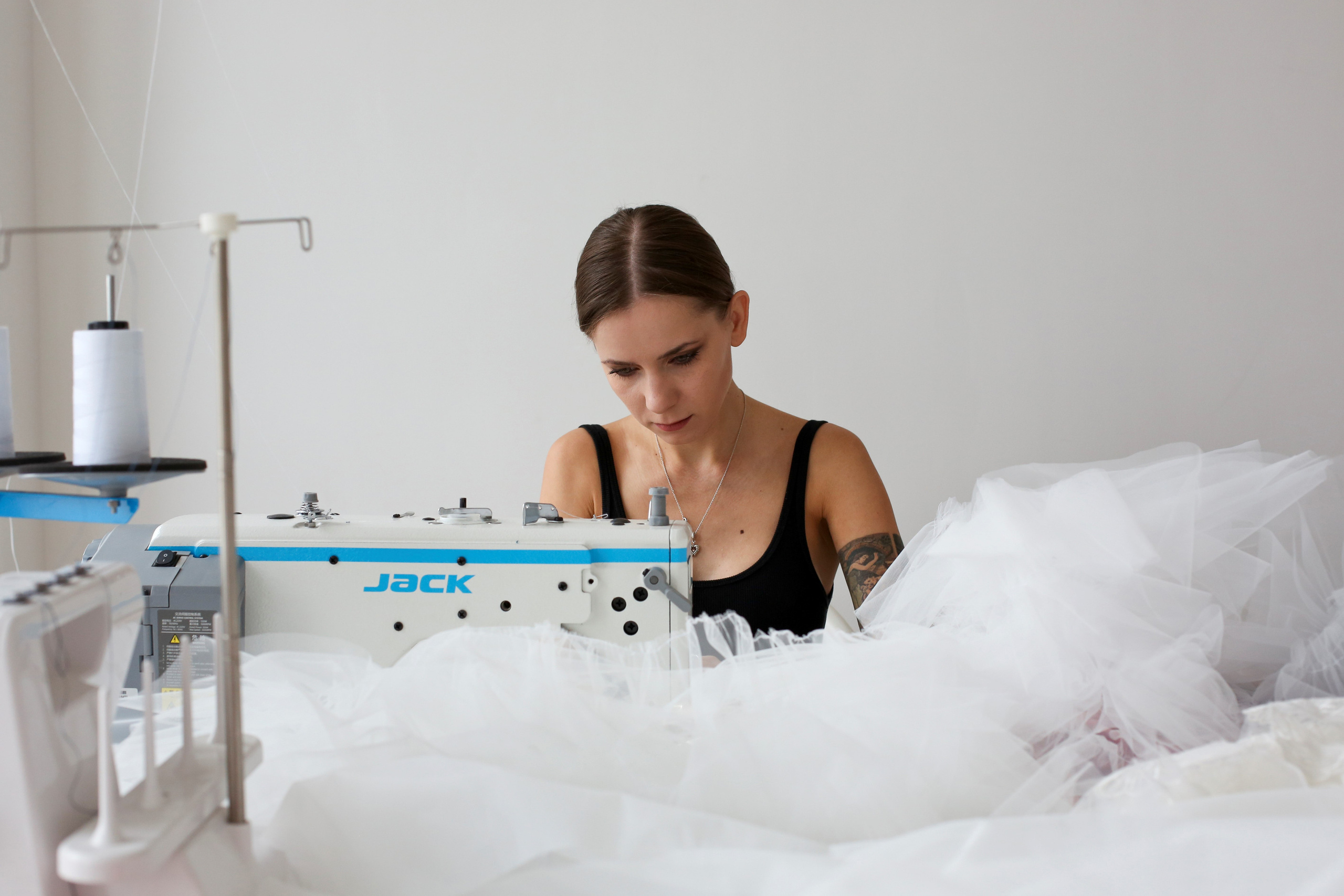 Дизайнер шоу платьев. Контент фотограф и видеооператор для бизнеса в Москве и Калуге