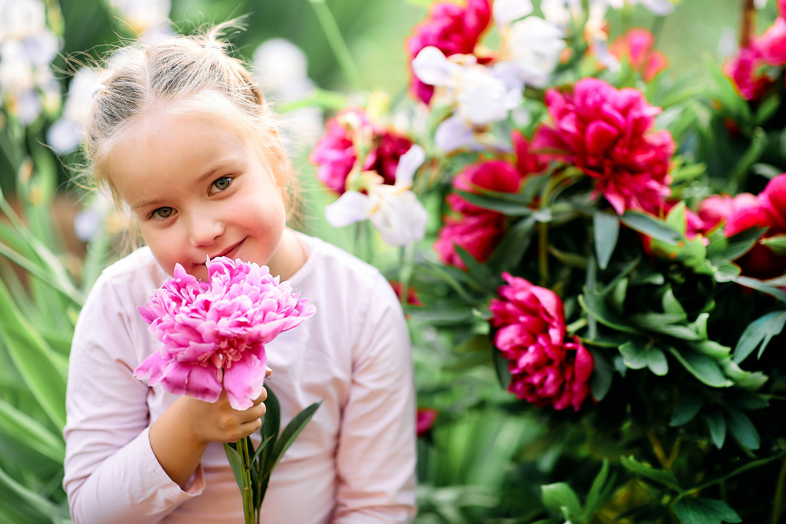 Машуля в пионах. Семейный и детский фотограф в Ярославле Юлия Галашина