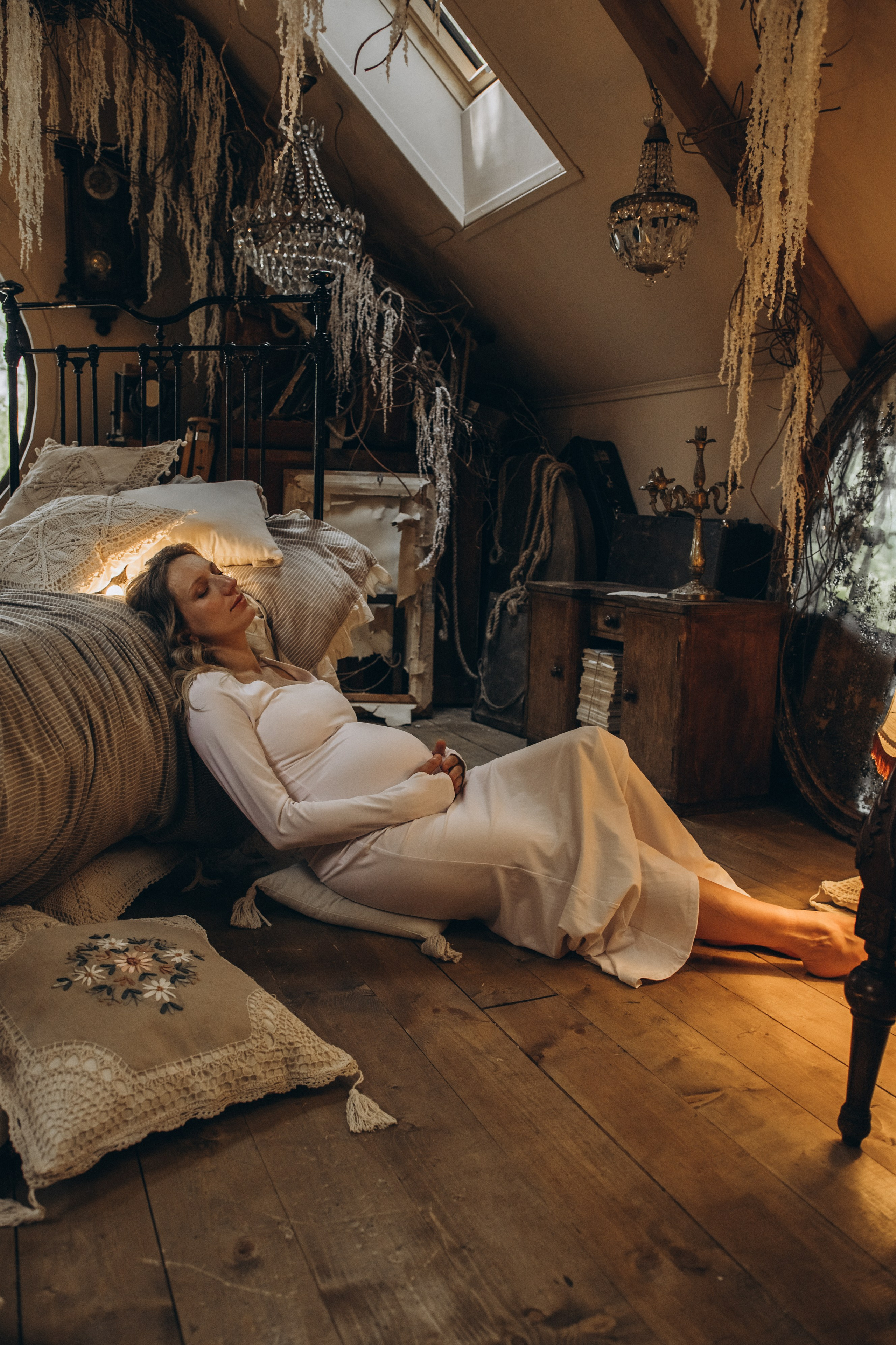 На заброшенном чердаке. Гаврилова Настя семейный фотограф lifestyle в Москве