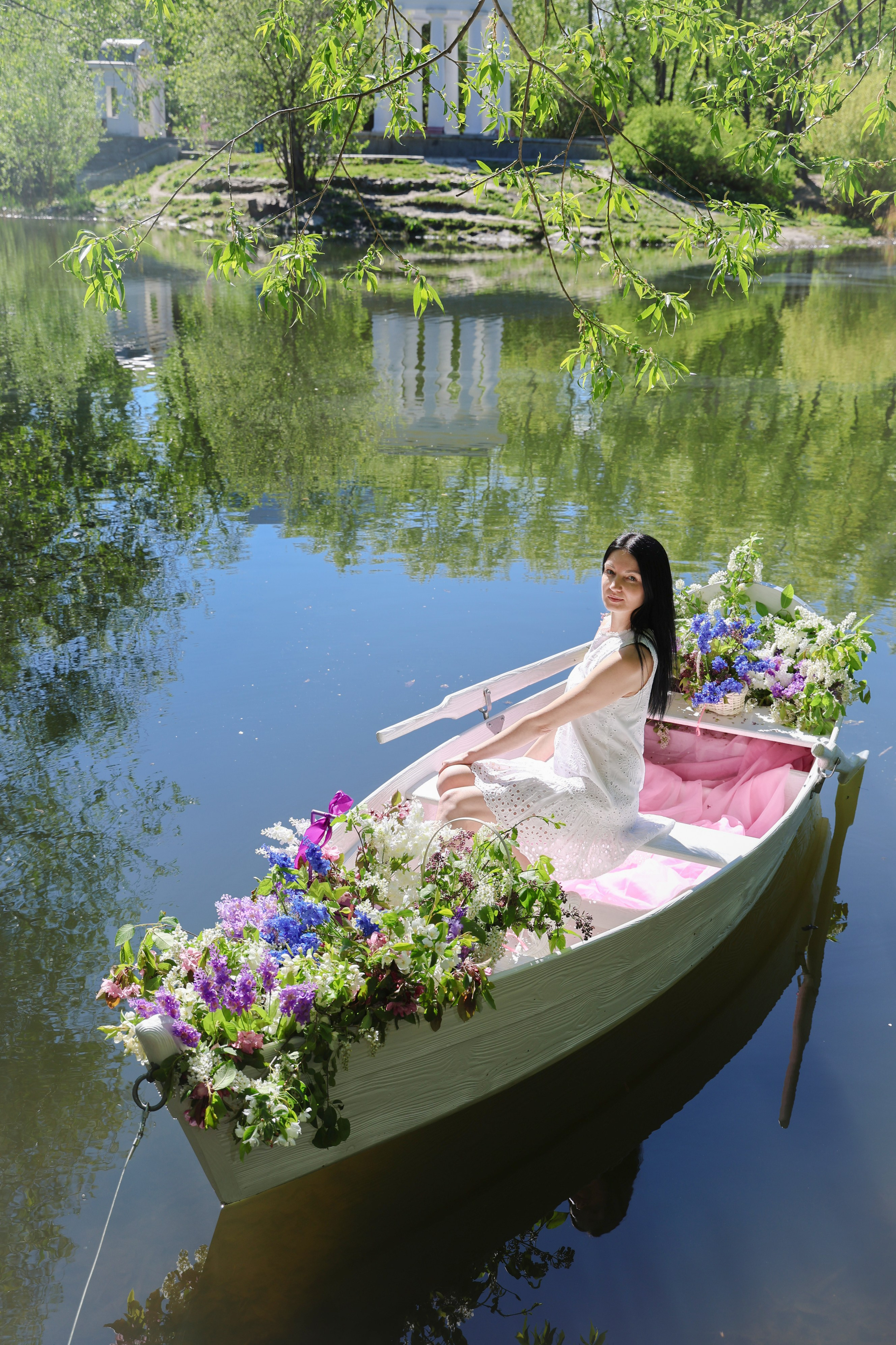 Фотосессия в лодке, лодка, озеро, платье, книга, шляпа, зонт, перчатки, весла, лето. Свадебный, семейный, женский и детский фотограф из Екатеринбурга