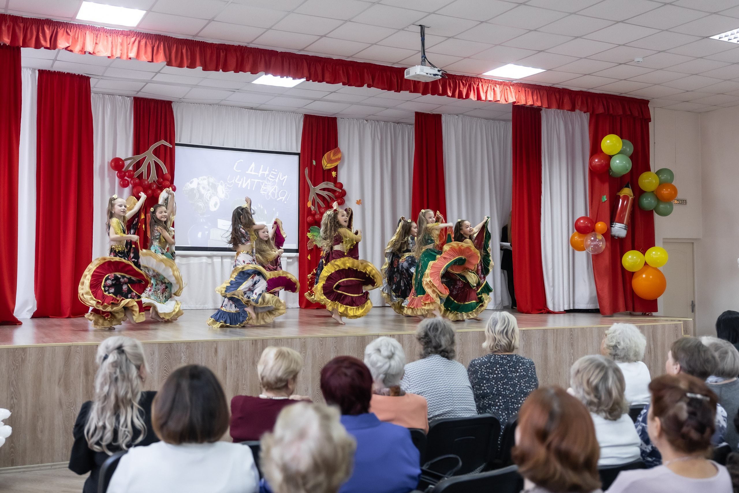 День учителя. Школа 31. Октябрь 2024. Свадебный и Семейный фотограф г. Ижевск Гульназ Солдатова. Гульназ фото