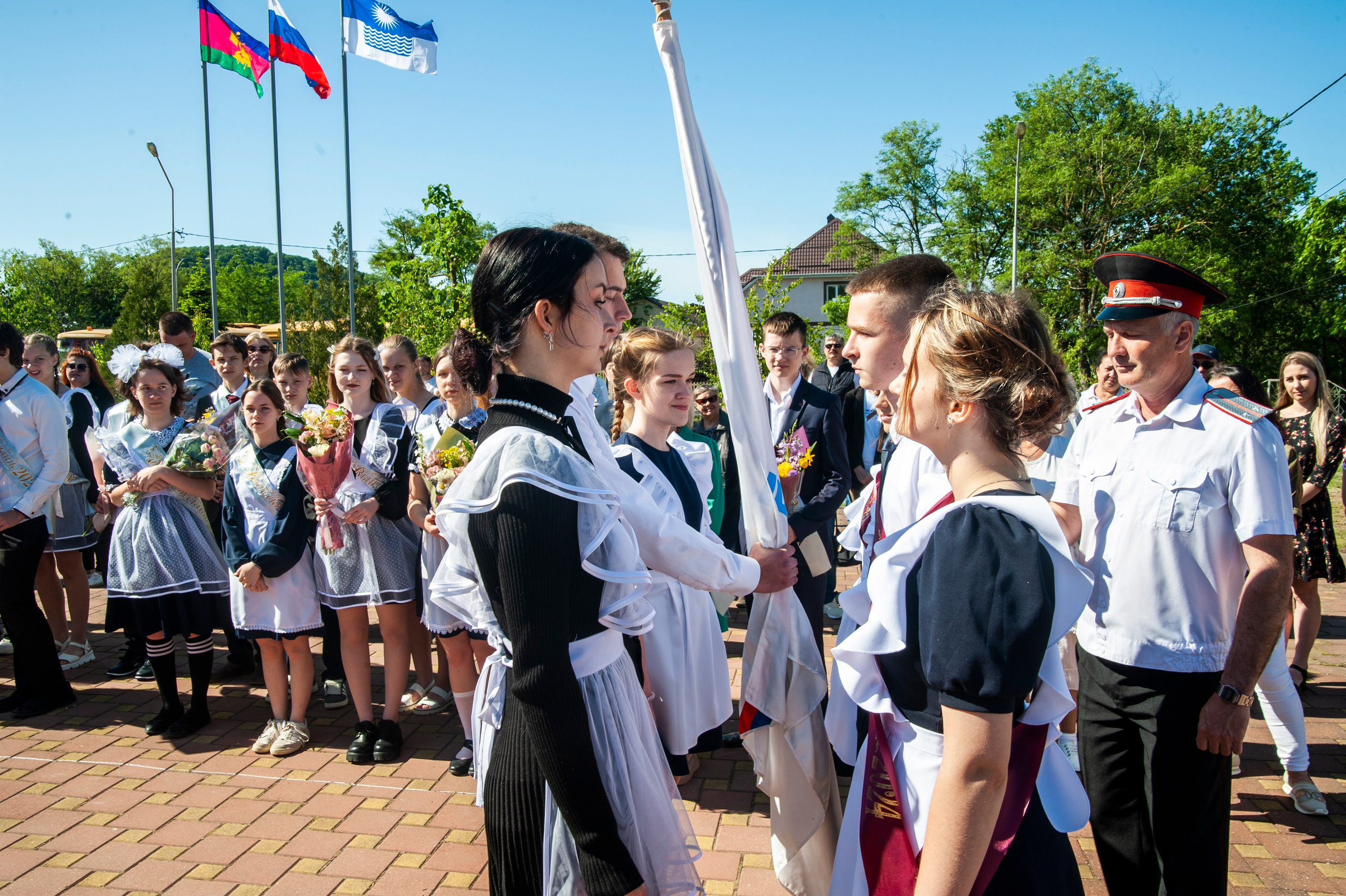 Последний Звонок МАОУ СОШ № 17 им. Эдуарда Есаяна — Архипо-Осиповка. Свадебный и семейный фотограф Денис Лукьянов в Краснодаре, Краснодарском крае и Республике Крым