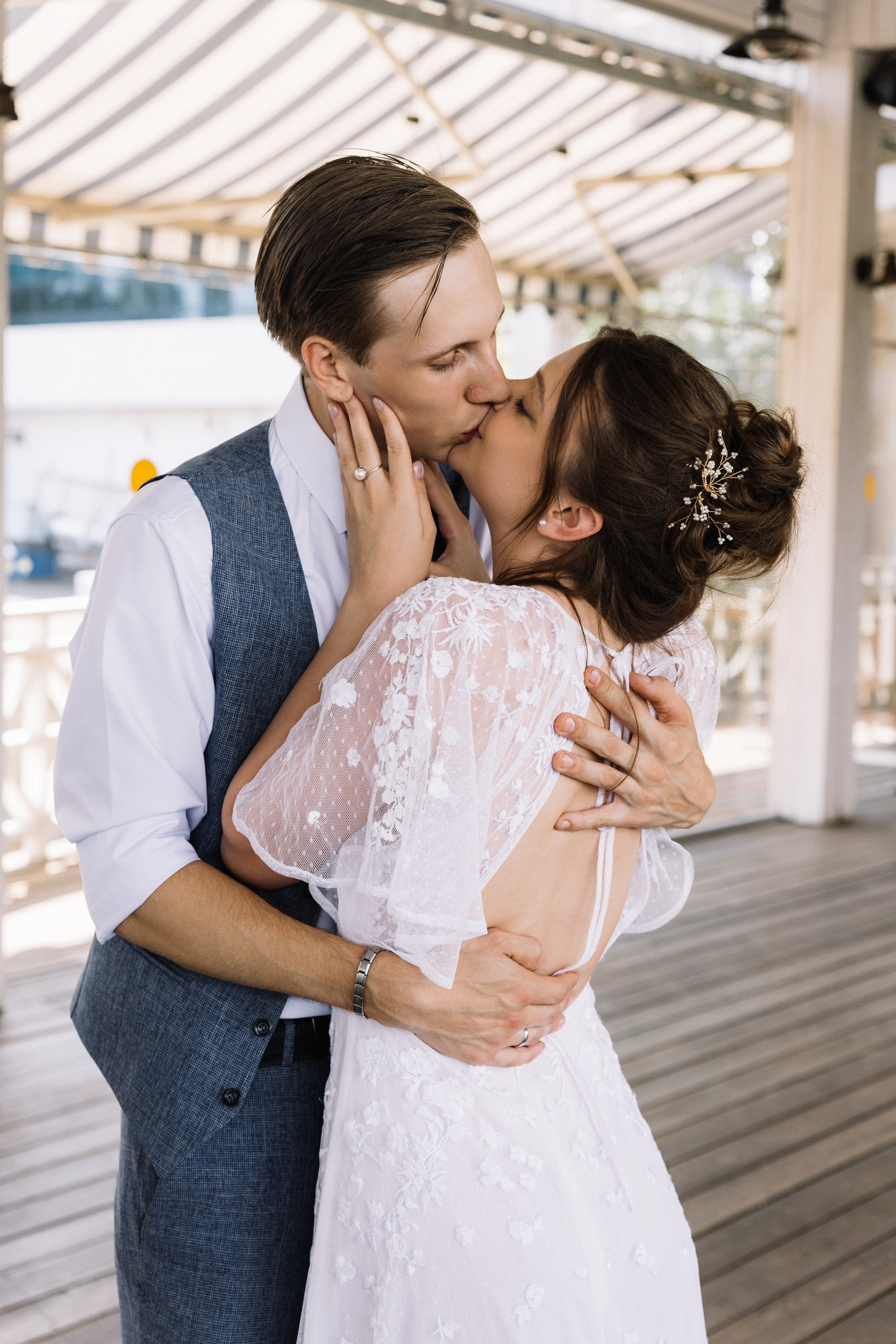 Молодожены целуются, фотосьемка крупным планом