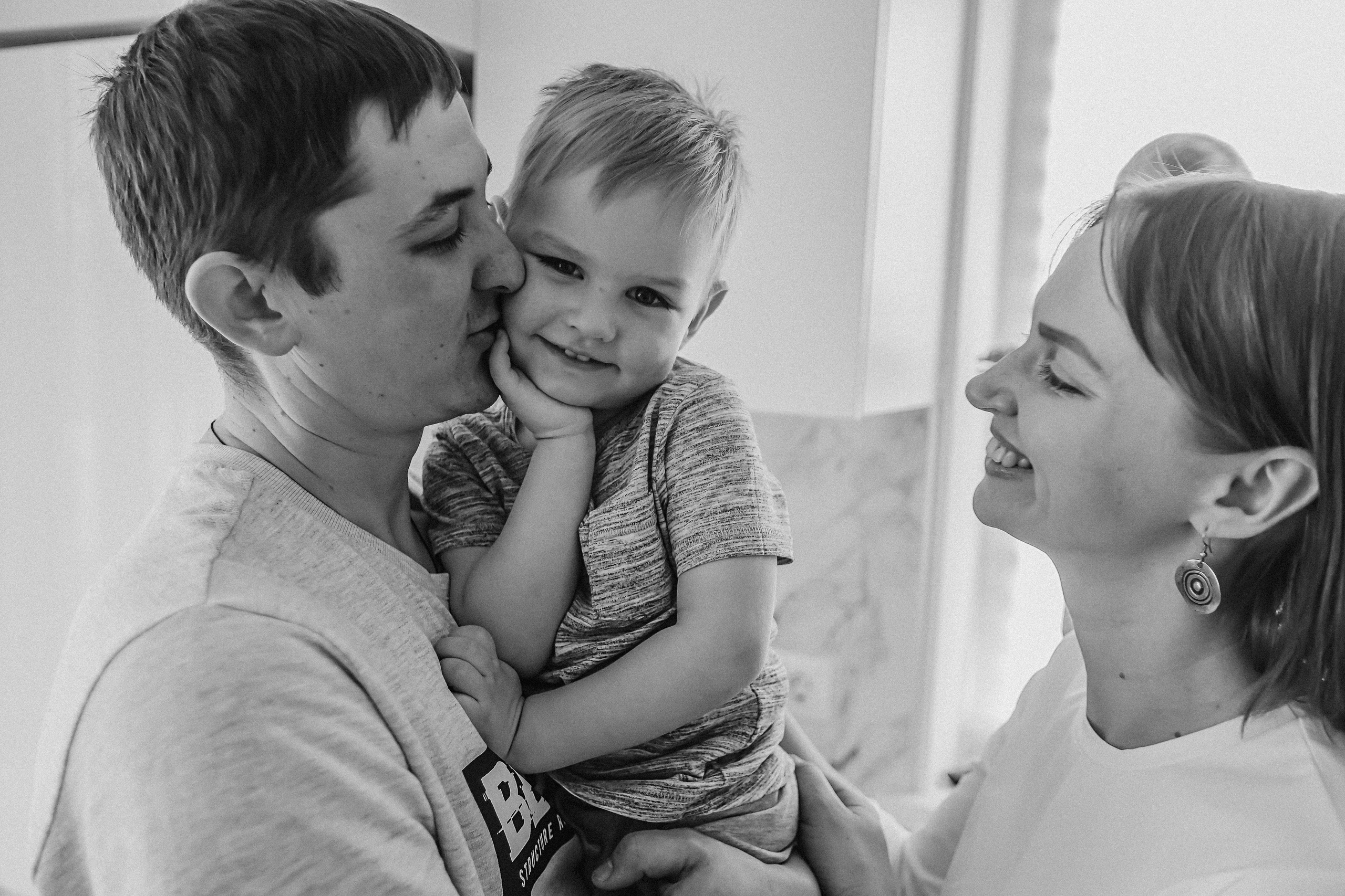 Семейная в домике (репортаж). Семейный фотограф Тюмень, фотограф на роды Салмина Мария