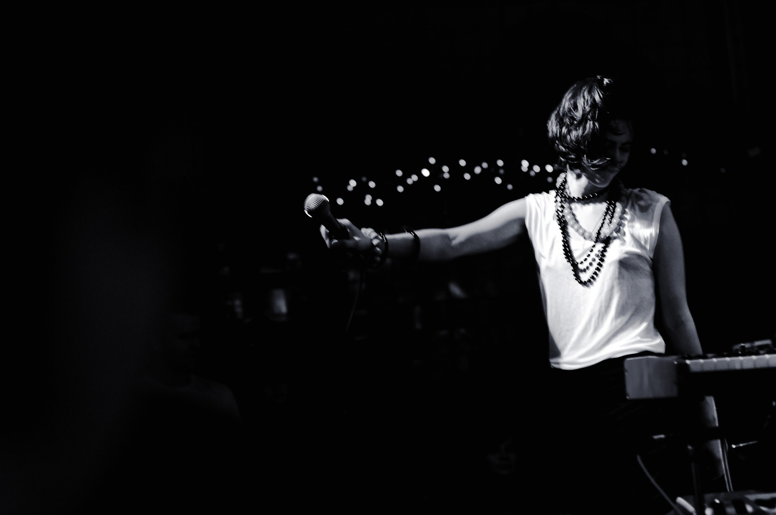 Юлия Крюкова группа InWhite на концерте в Москве