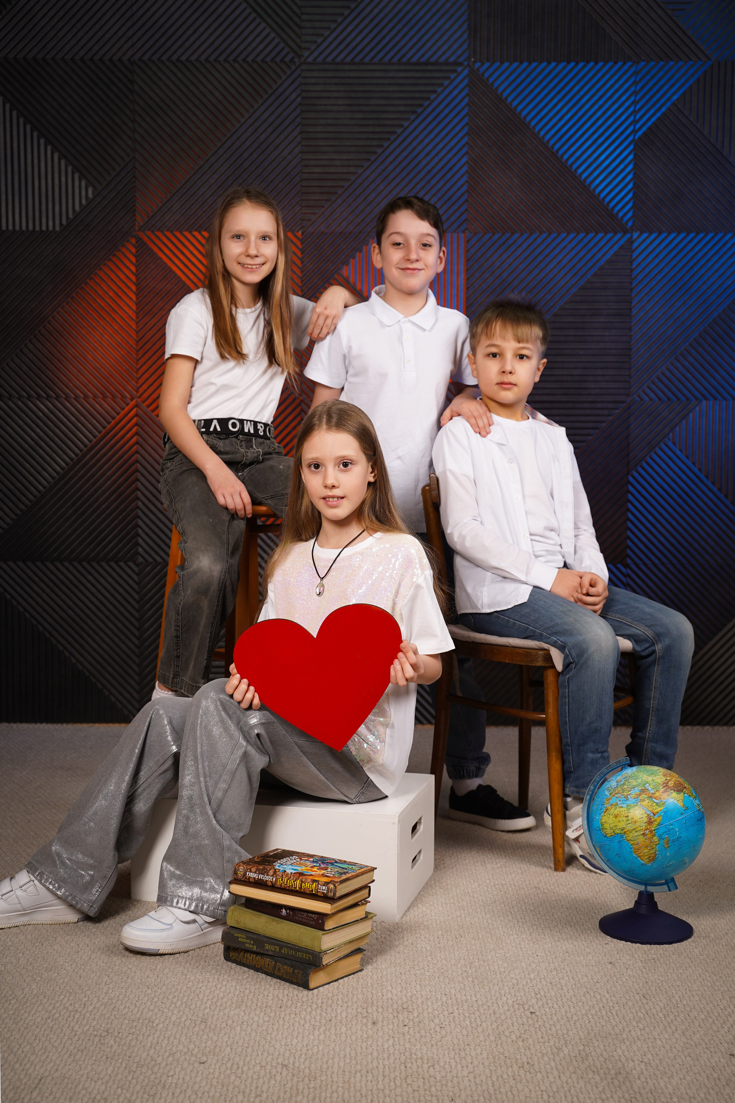 Выпускные альбомы для младших классов в Красноярске от AlbomKras 📚👶. AlbomKras -выпускные альбомы Красноярска с авторским дизайном и качественной фотосъемкой! ⭐⭐⭐⭐⭐ 5.0