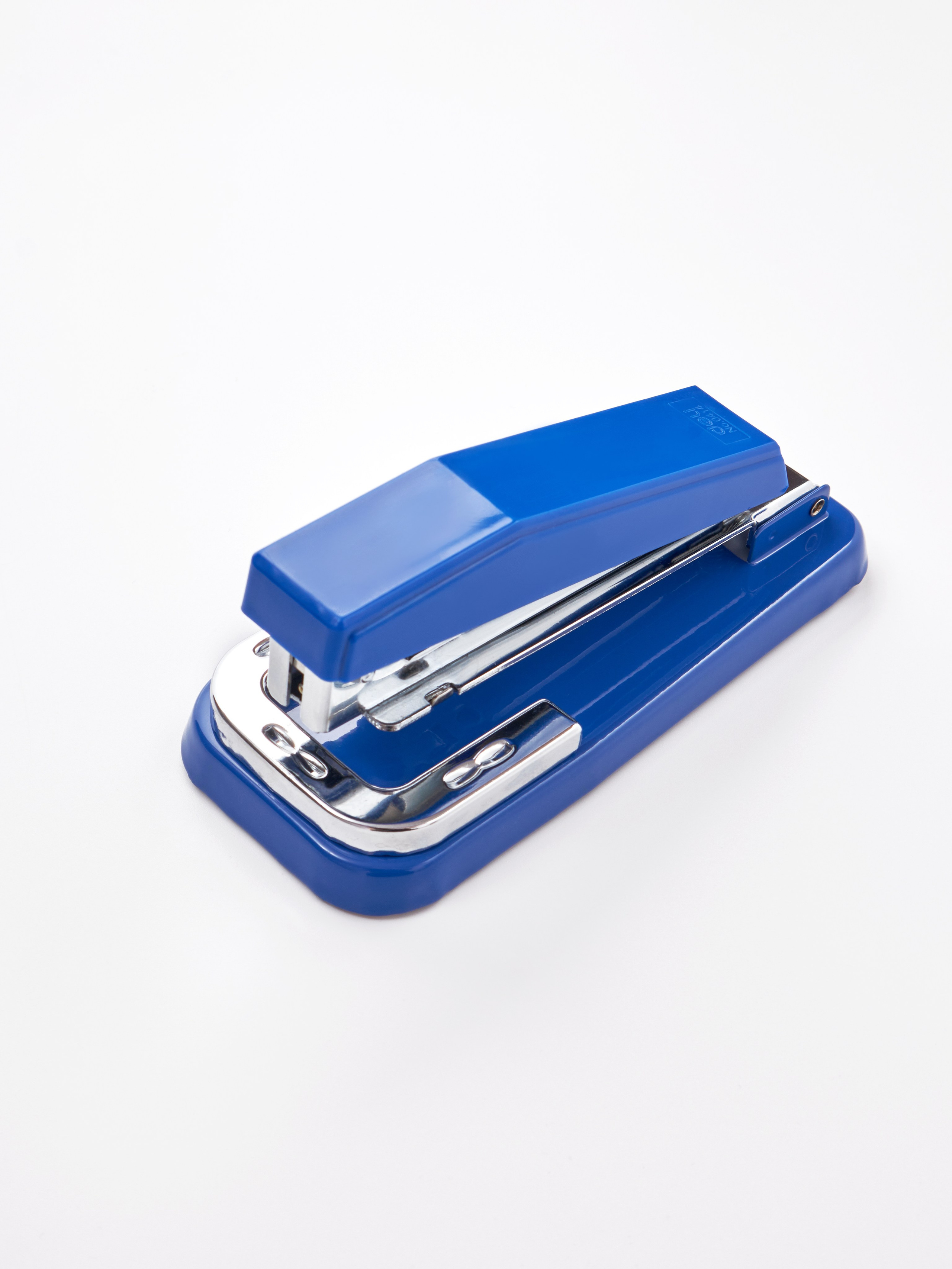 Каталожная предметная фотосъёмка синего степлера канцелярского на белом фоне