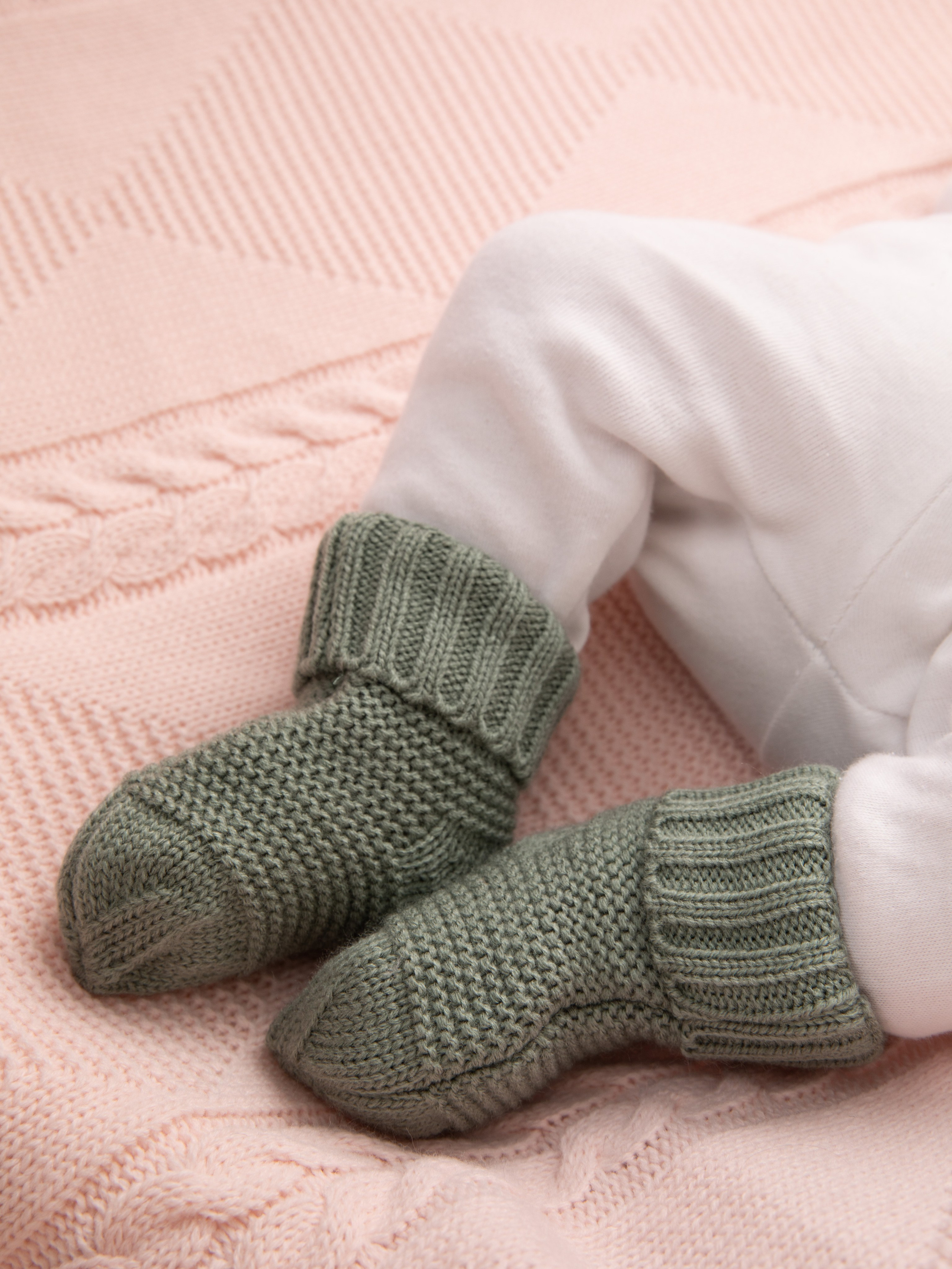 Детские вязаные комбинезоны. Фотостудия предметной и модельной съёмки для маркетплейсов