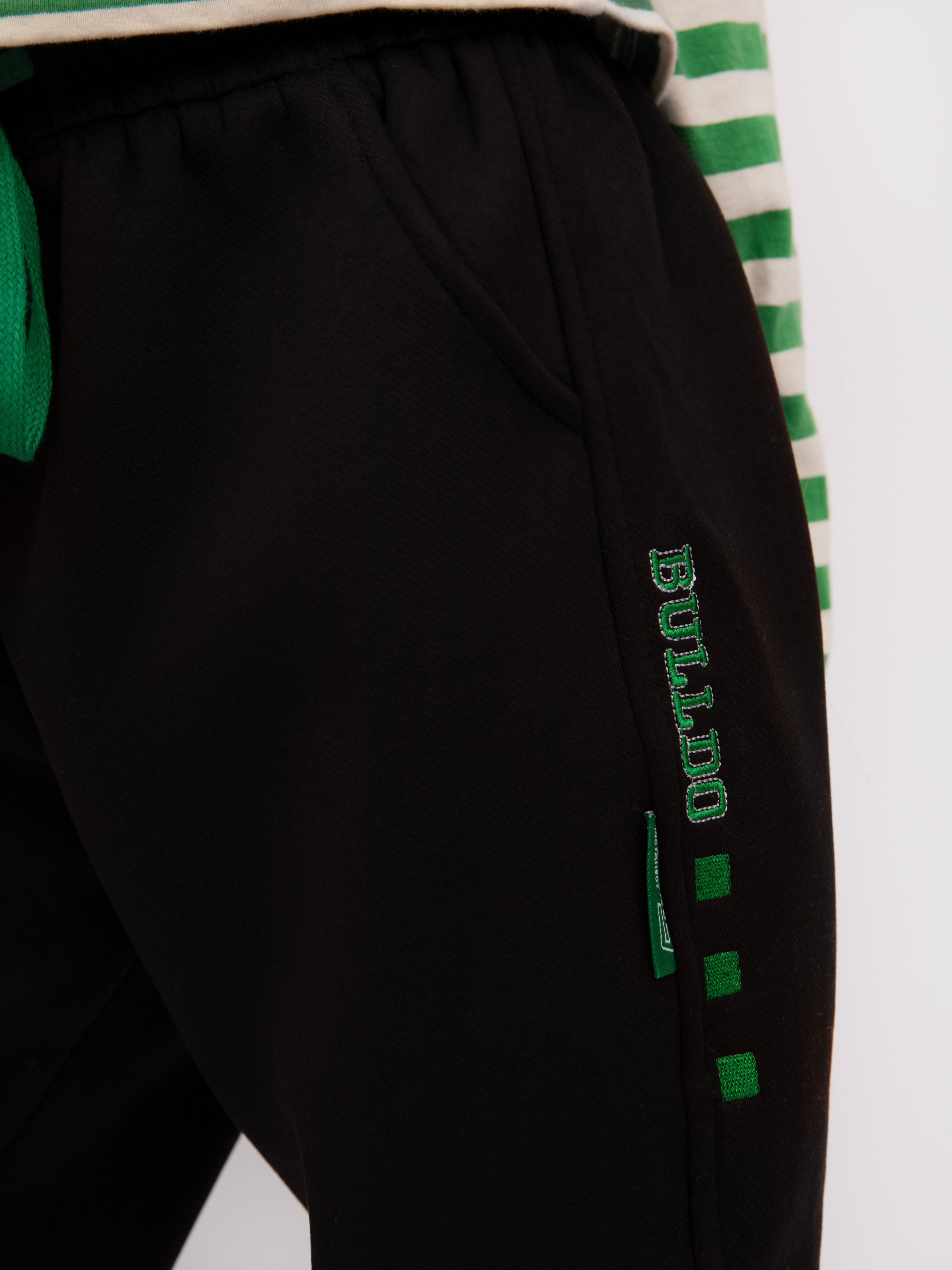 Детские брюки. Фотостудия предметной и модельной съёмки для маркетплейсов