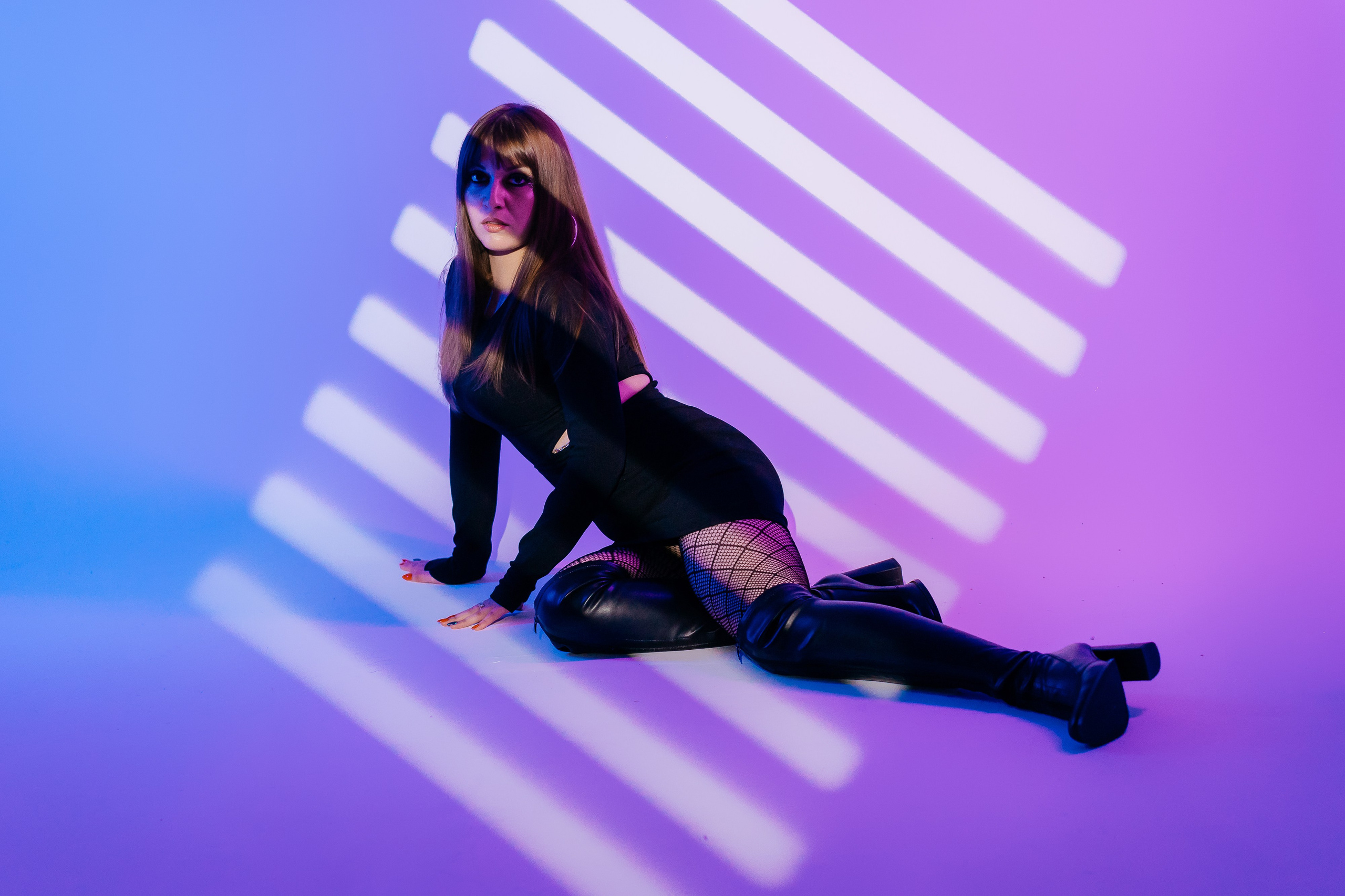 Фотосессия в неоновом свете в фотостудии. Фотограф и видеограф Смоленск | Студия Цезарь