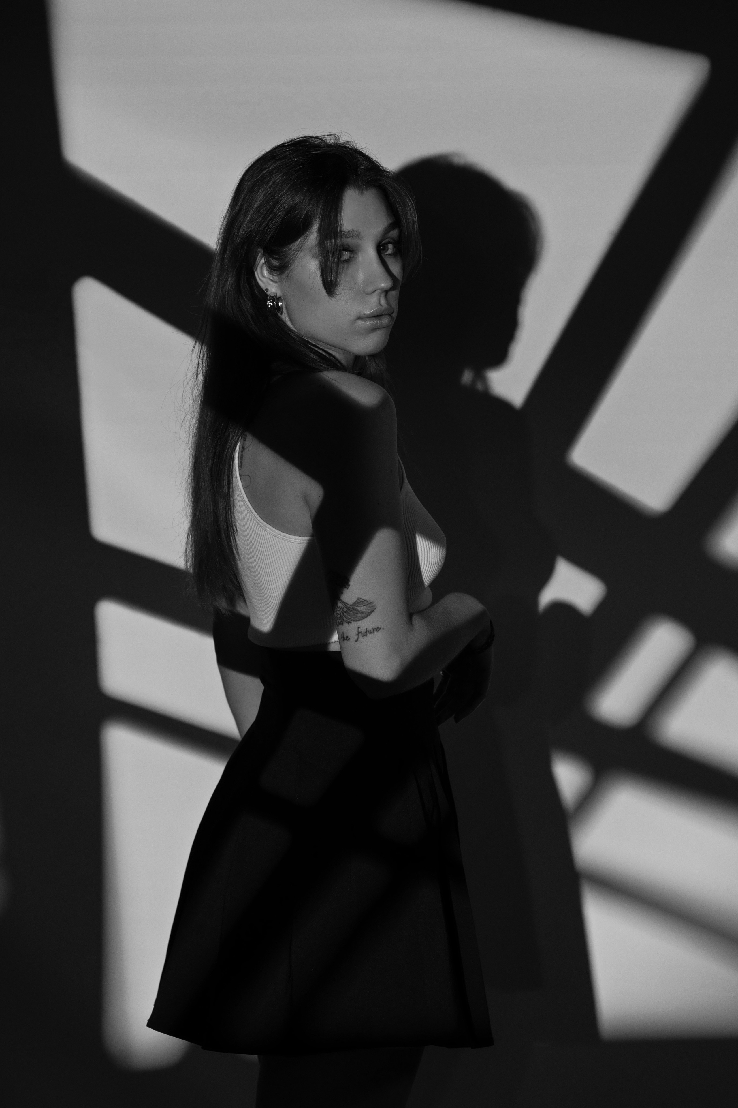 Женский портрет на белом фоне с тенями