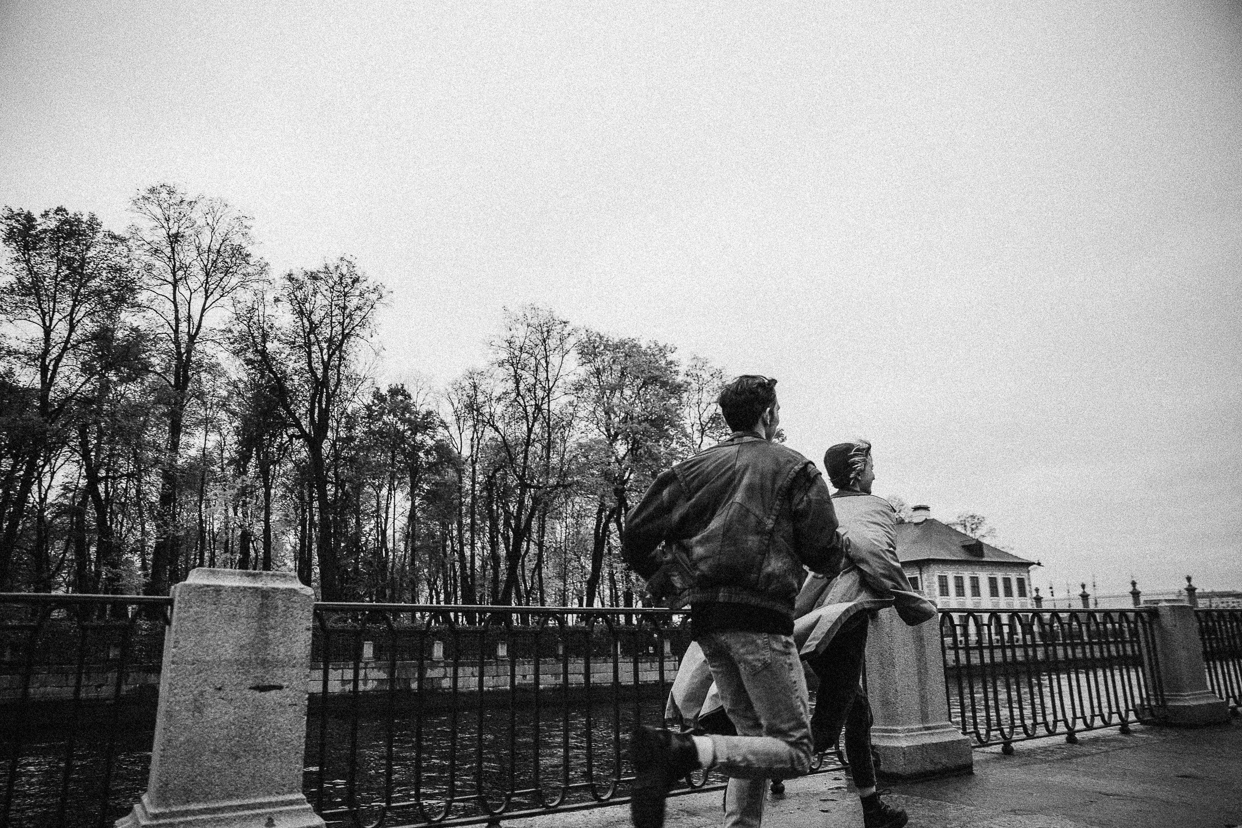 Навсегда юность, навсегда смерть. Э Т О М Ы