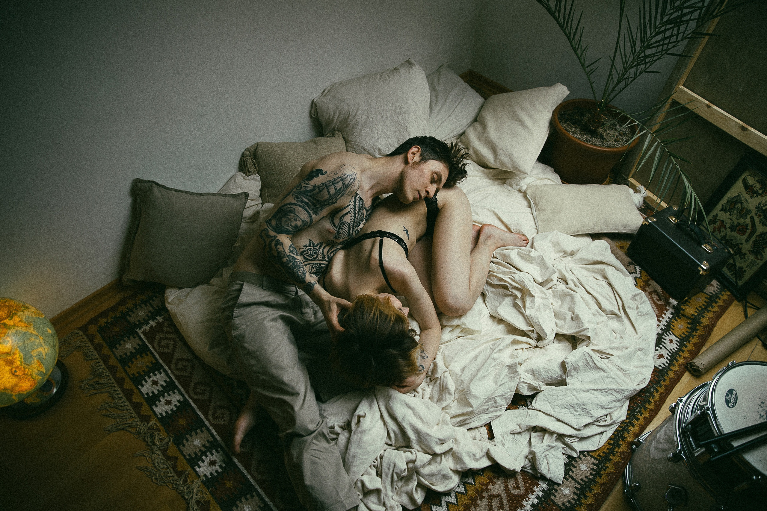 Навсегда юность, навсегда смерть. Э Т О М Ы