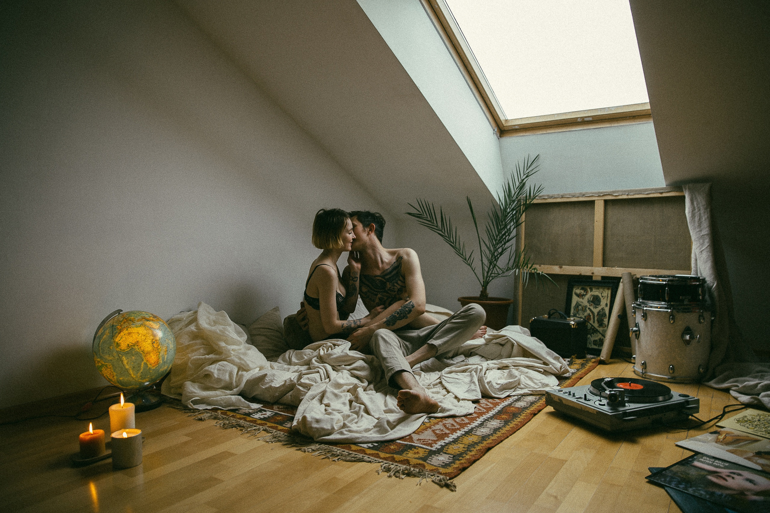 Навсегда юность, навсегда смерть. Э Т О М Ы