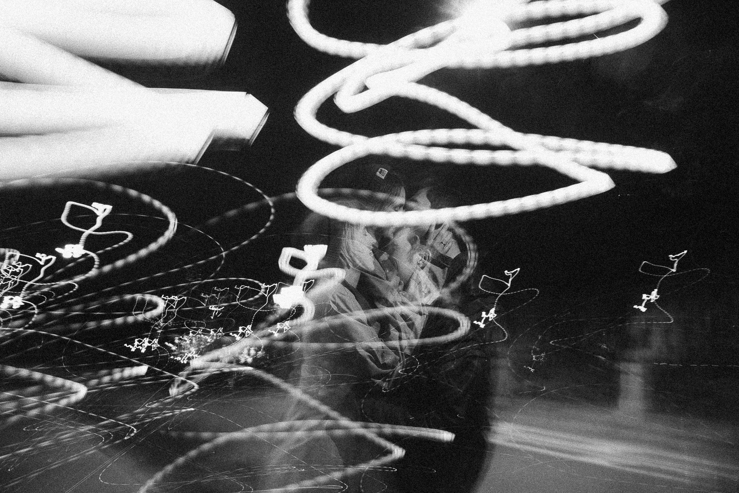 Навсегда юность, навсегда смерть. Э Т О М Ы