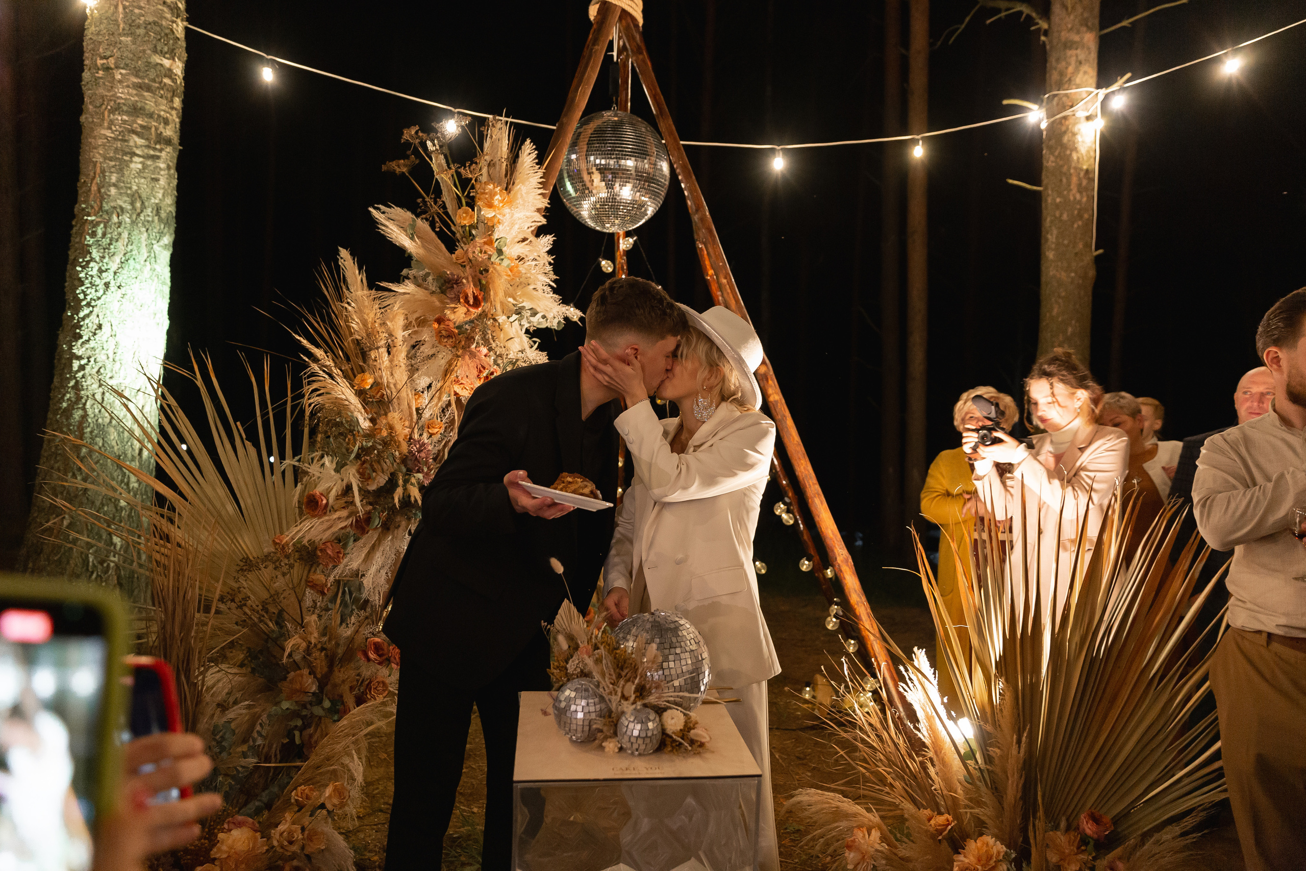 Не женюсь я, не женюсь!. Э Т О М Ы