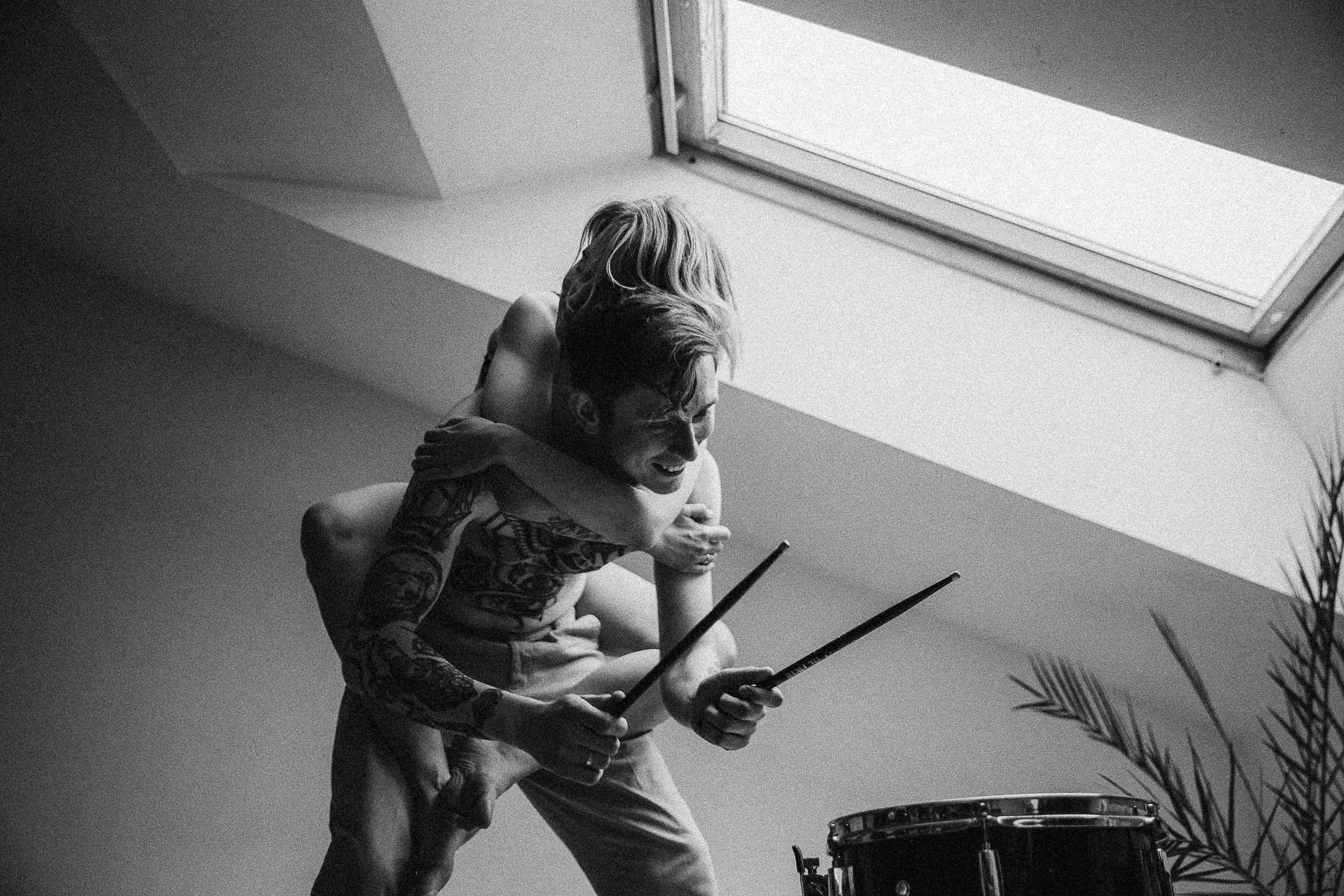 Навсегда юность, навсегда смерть. Э Т О М Ы