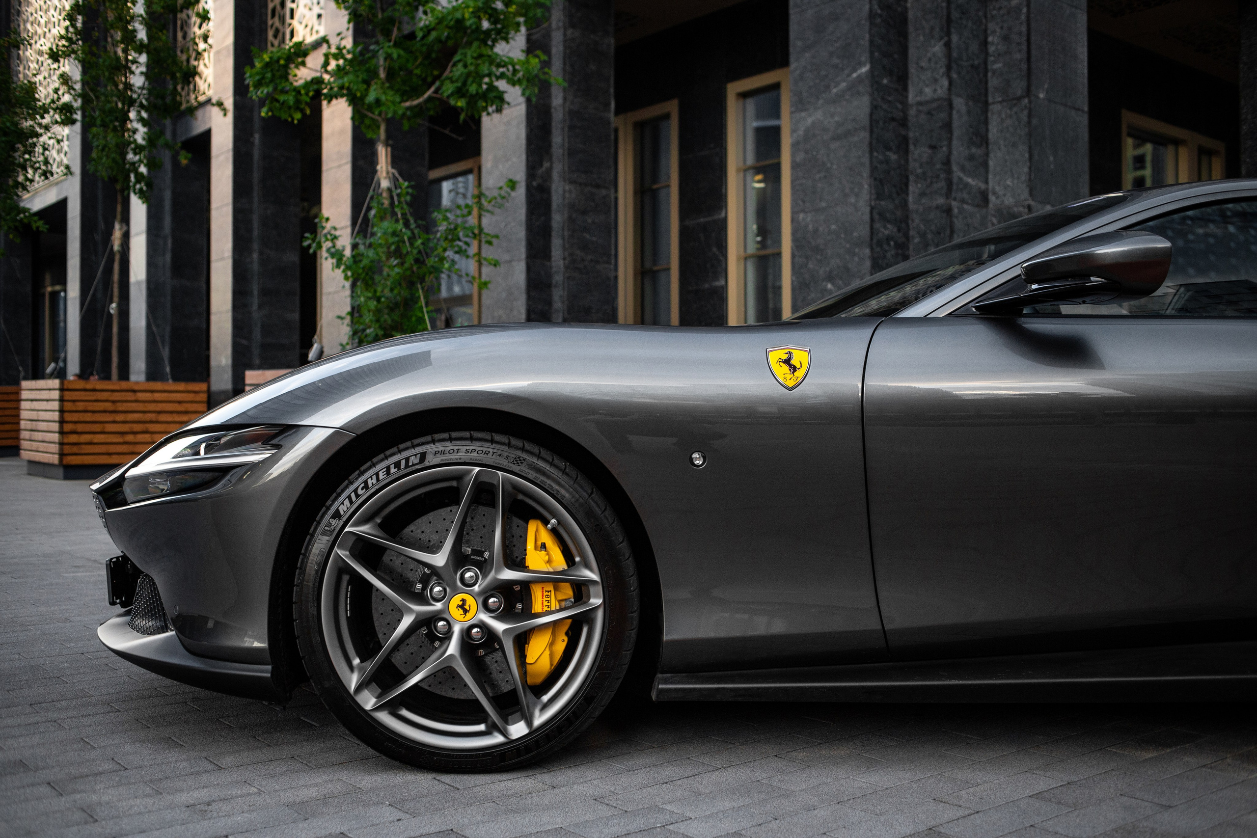 Ferrari Roma. Автомобильный фотограф в Москве Андрей Емельянов