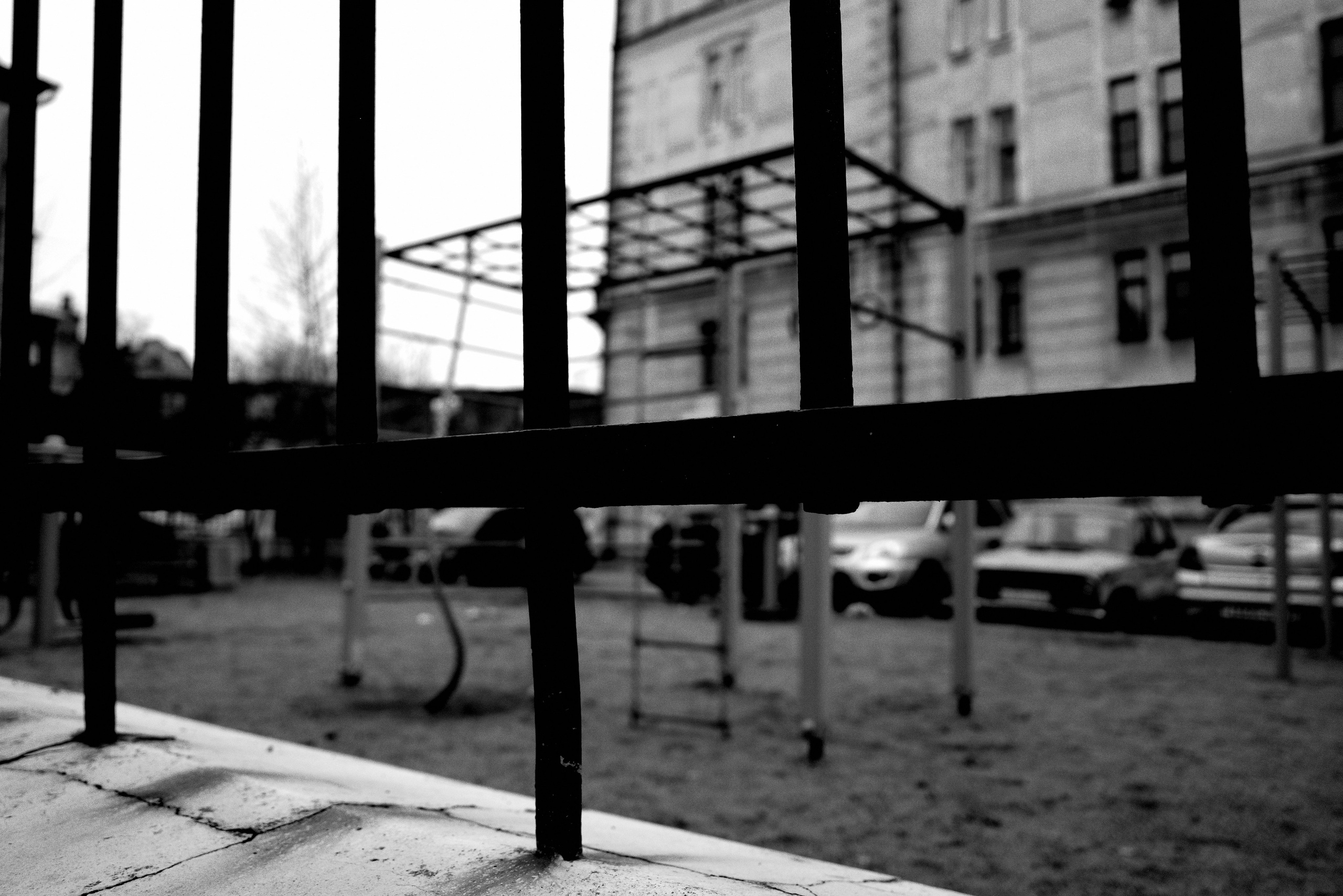 Двор и детская площадка за забором в Выборке